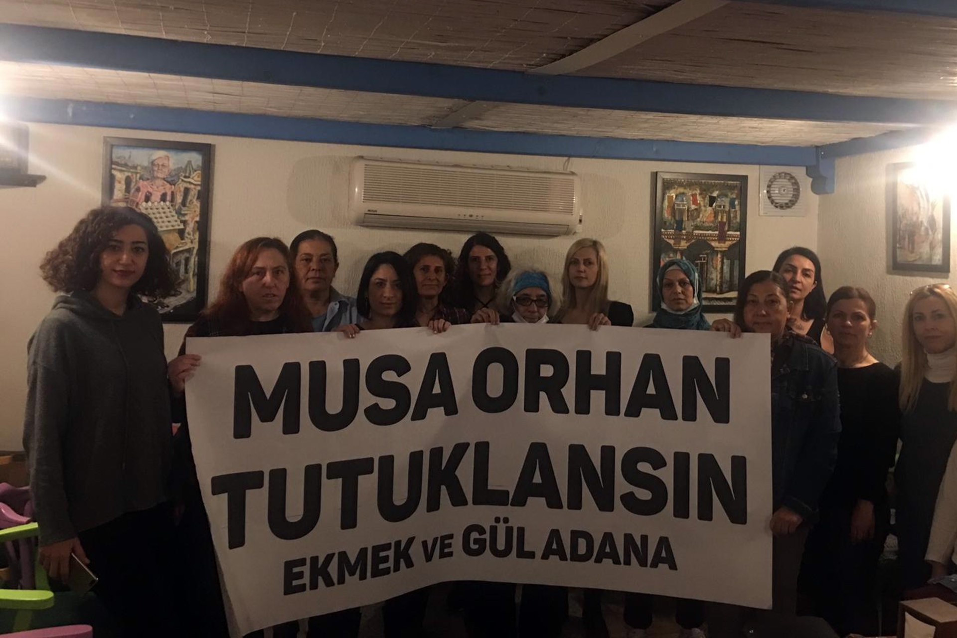 Adana Ekmek ve Gül gurubu Musa Orhan tutuklansın pankartı ile