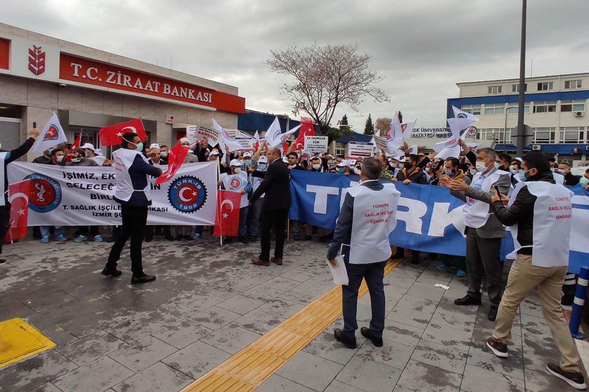 Ege Üniversitesi Hastanesindeki sağlık işçilerinin eylemi