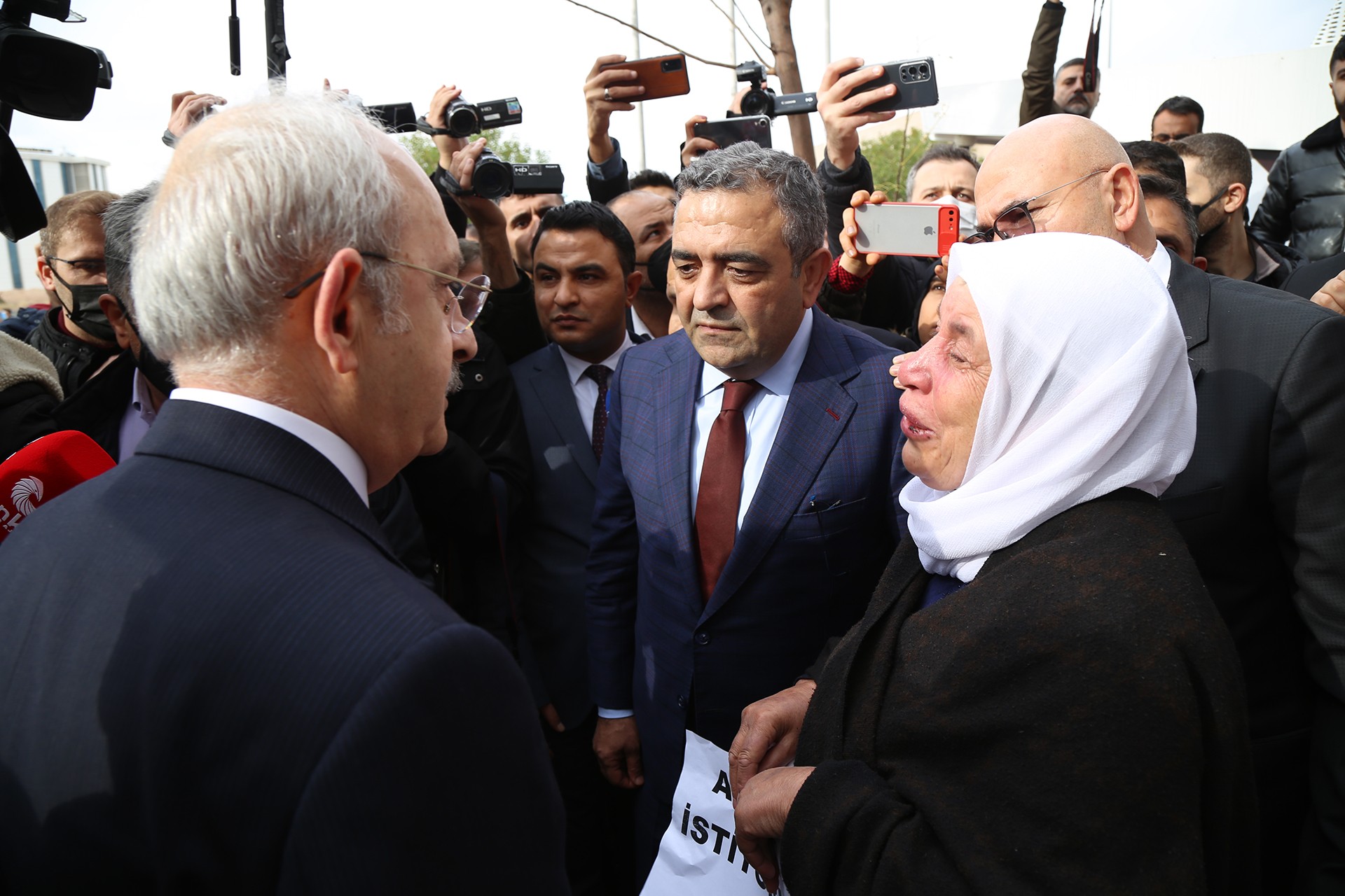 Kemal Kılıçdaroğlu (solda), Sezgin Tanrıkulu (ortada) ve Emine Şenyaşar (sağda)