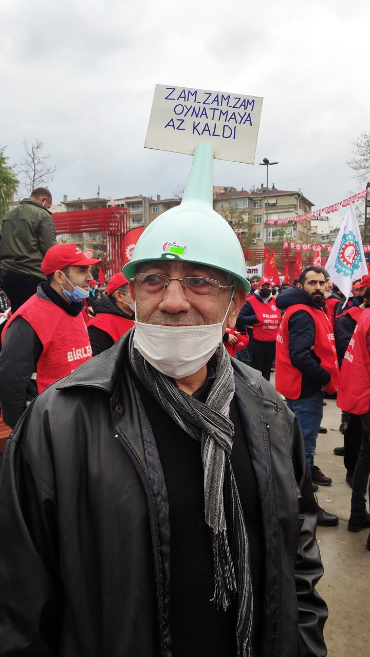 DİSK'in çağrısıyla Kartal'da düzenlenen 'Geçinemiyoruz' mitinginden bir fotoğraf.