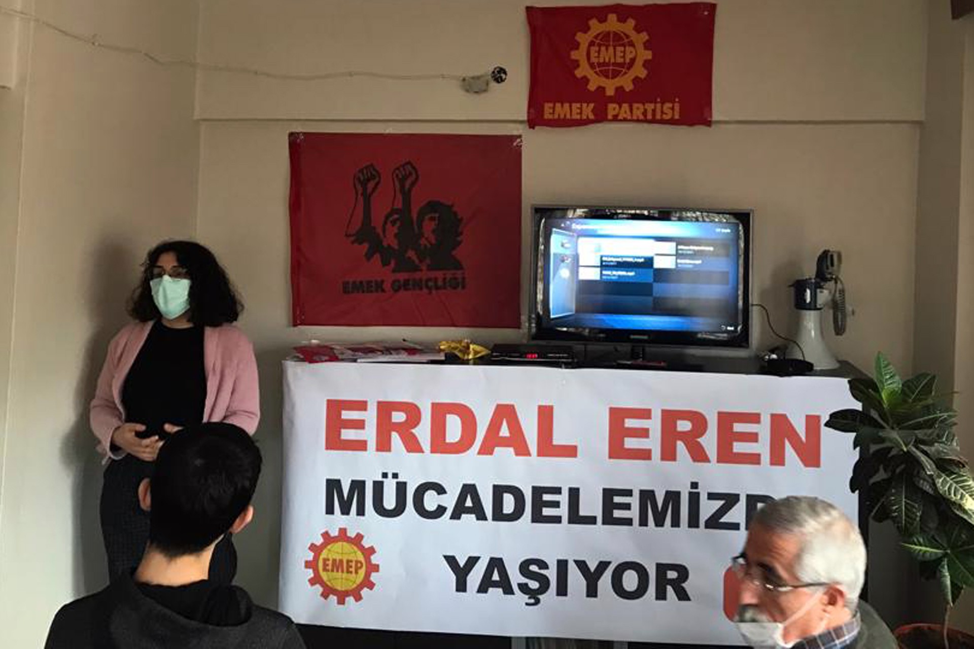 Düzce'de Erdal Eren'i anmak üzere Emek Partisi tarafından düzenlenen etkinlikten bir fotoğraf.