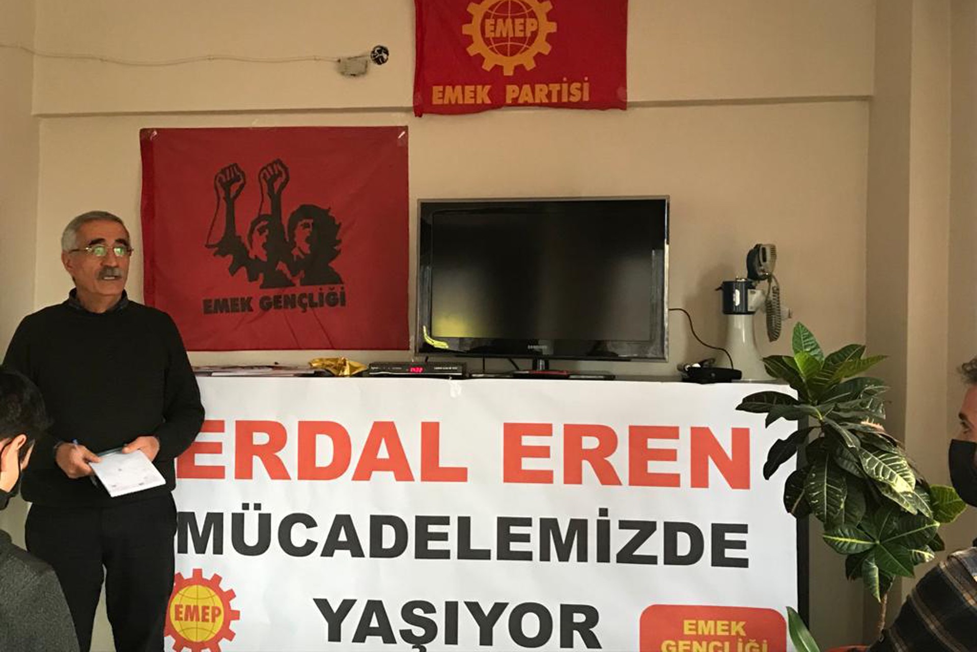 Düzce'de Erdal Eren'i anmak üzere Emek Partisi tarafından düzenlenen etkinlikten bir fotoğraf.