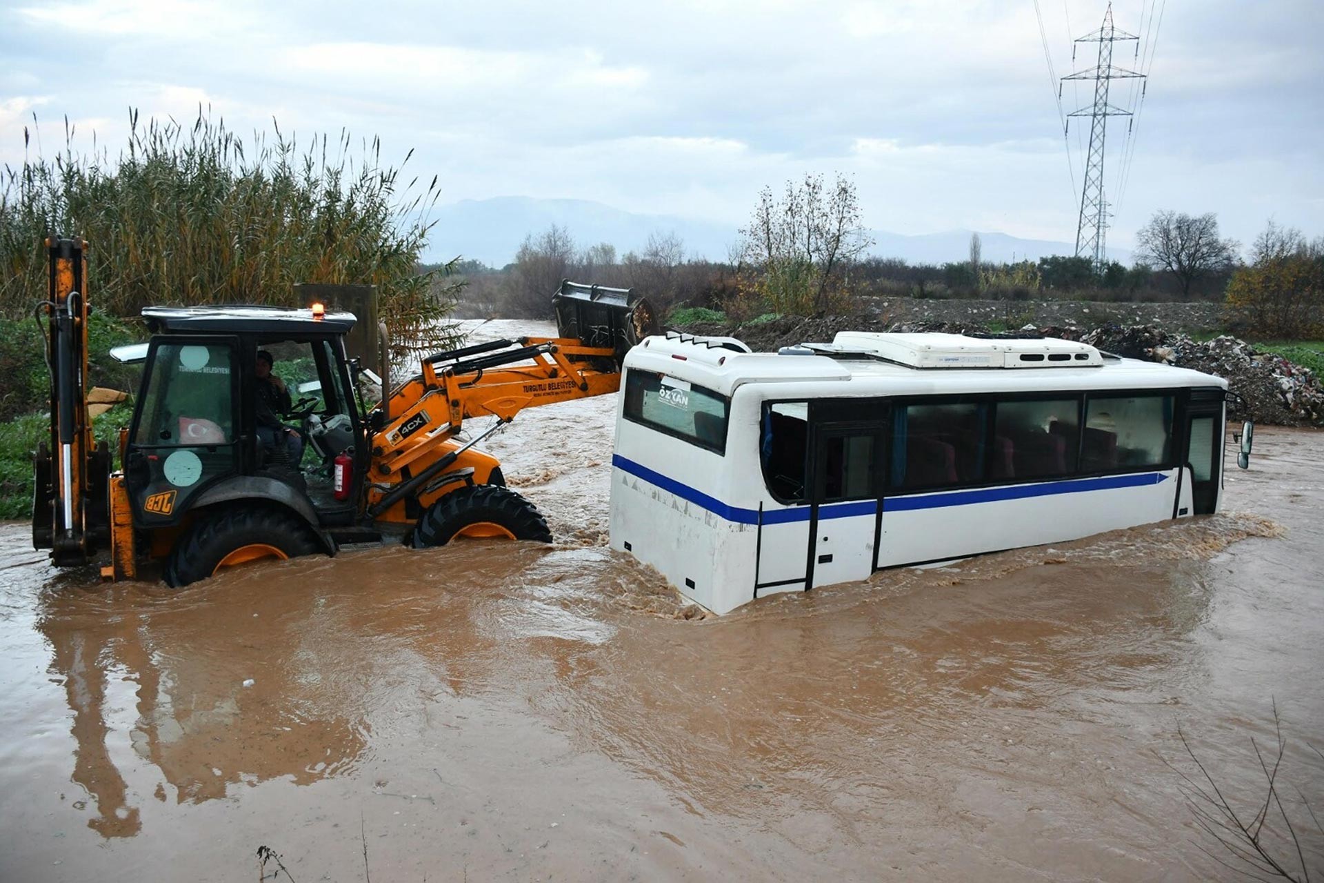 Derede mahsur kalan işçi servisi traktör ile kurtarılıyor