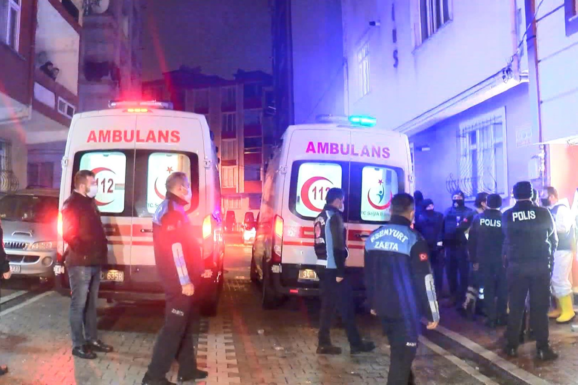 Ambulans ve görevliler 