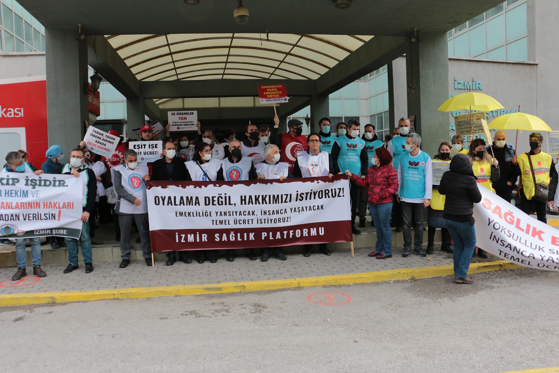 İzmir Katip Çelebi Üniversitesi Atatürk Eğitim ve Araştırma Hastanesi sağlık emekçileri grevde