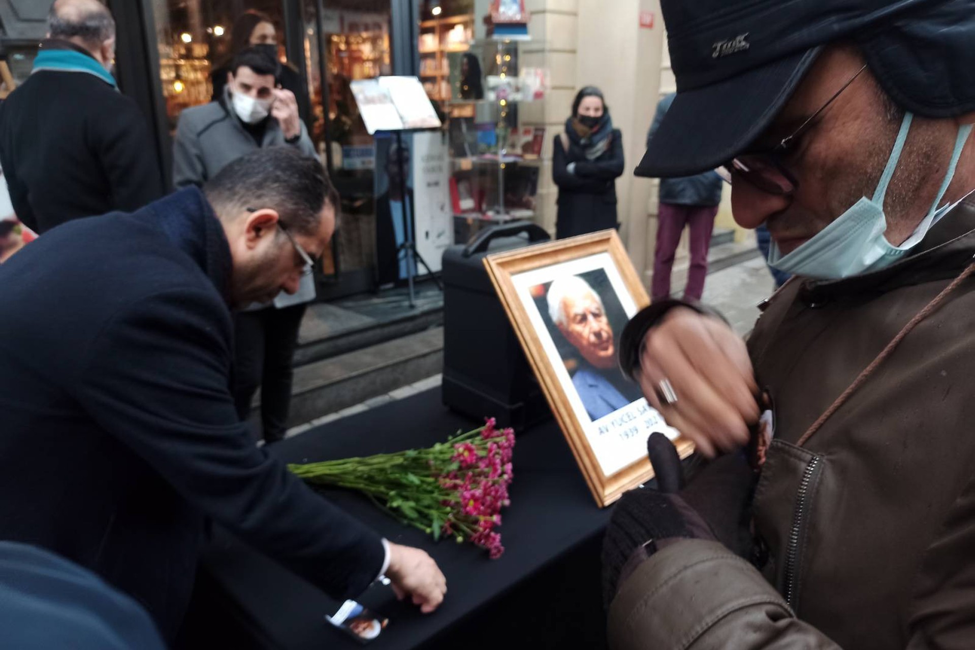 Yücel Sayman için İstanbul Barosu önünde düzenlenen törenden bir fotoğraf.