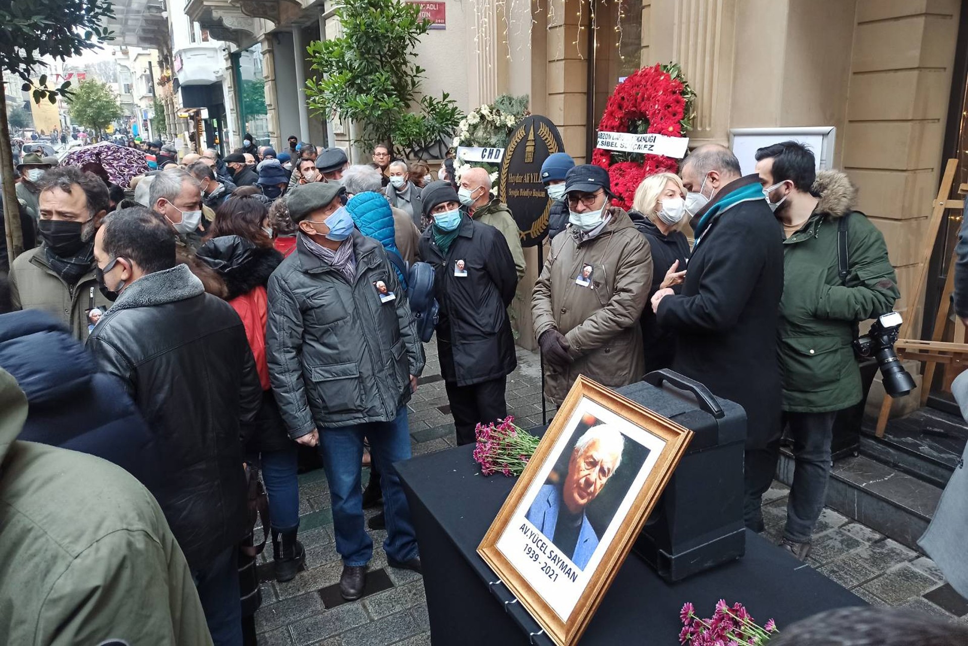 Yücel Sayman için İstanbul Barosu önünde düzenlenen törenden bir fotoğraf.