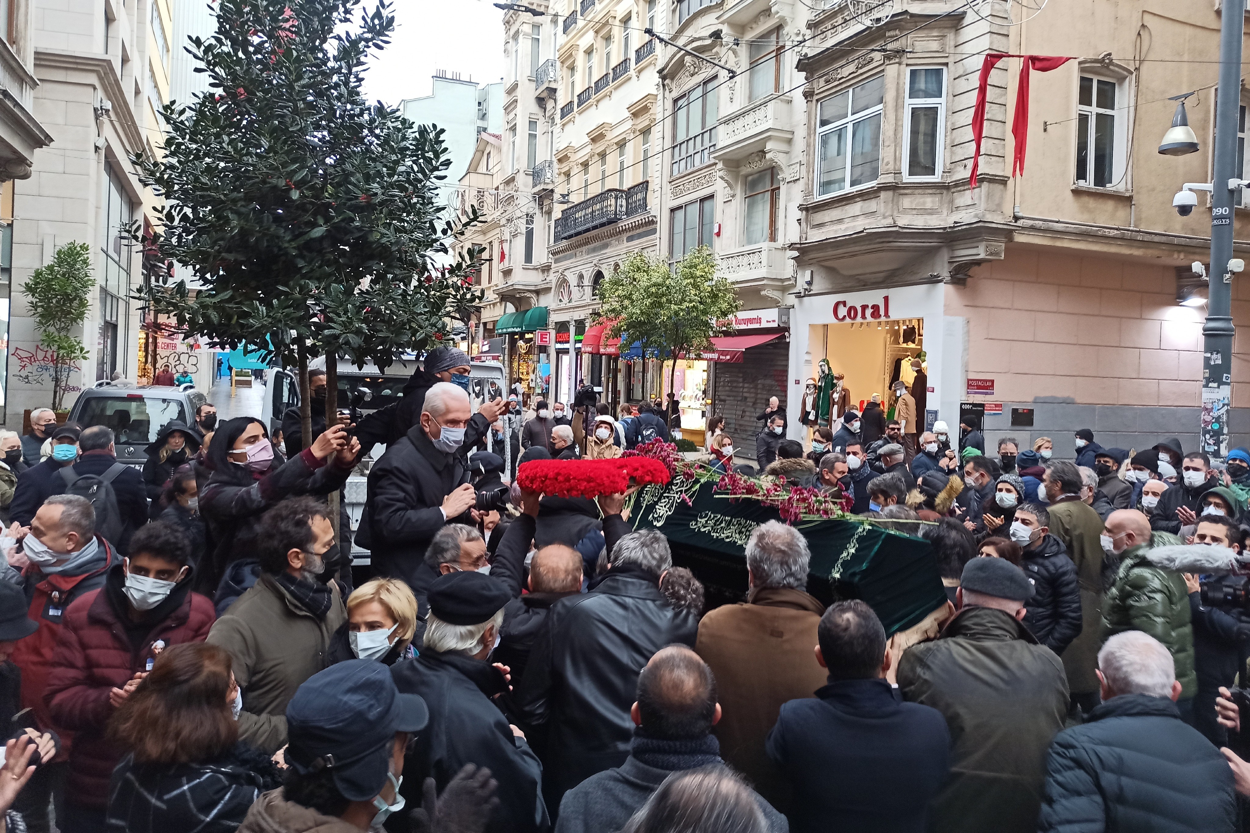 Yücel Sayman için İstanbul Barosu önünde düzenlenen törenden bir fotoğraf.