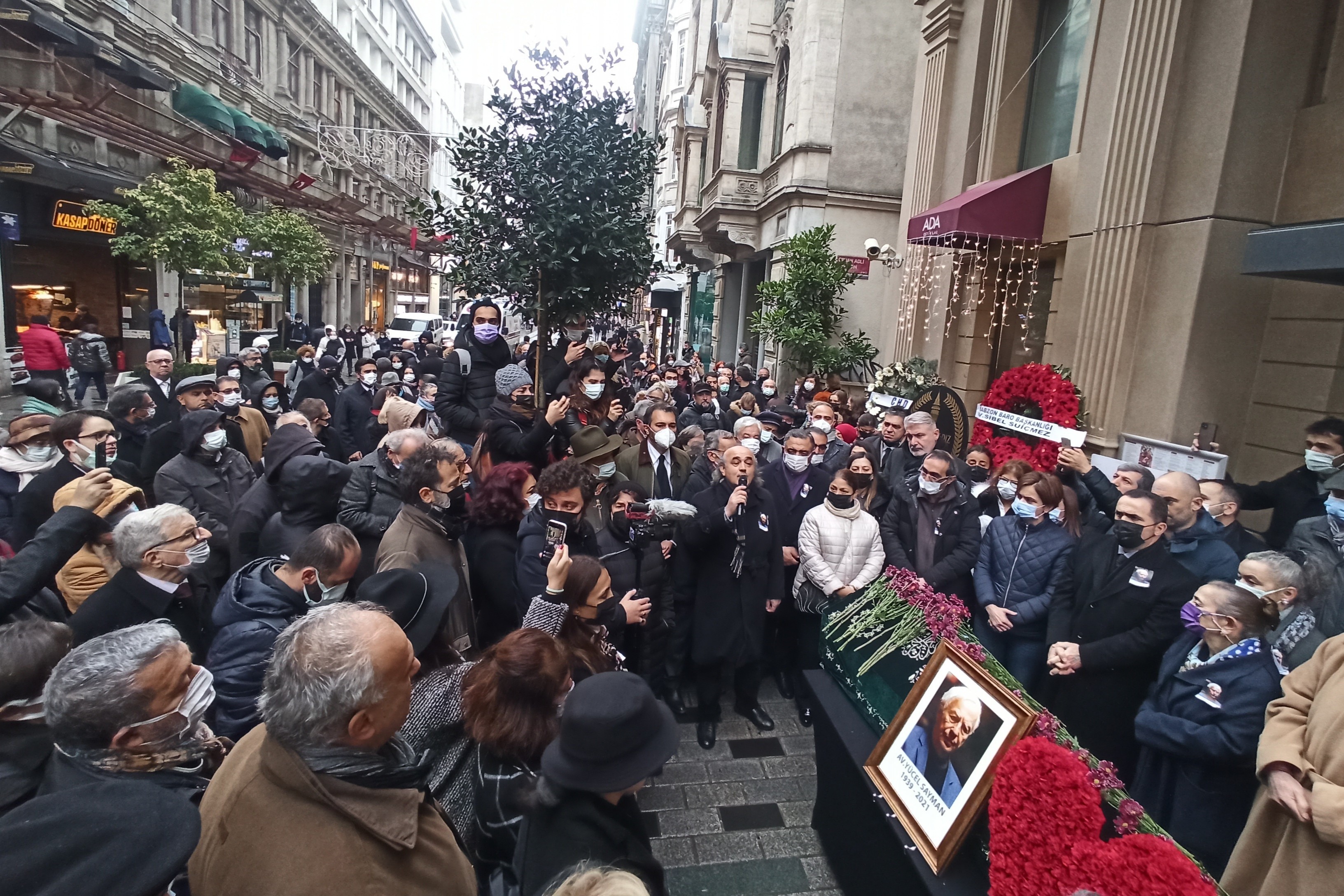 Yücel Sayman için İstanbul Barosu önünde düzenlenen törenden bir fotoğraf.