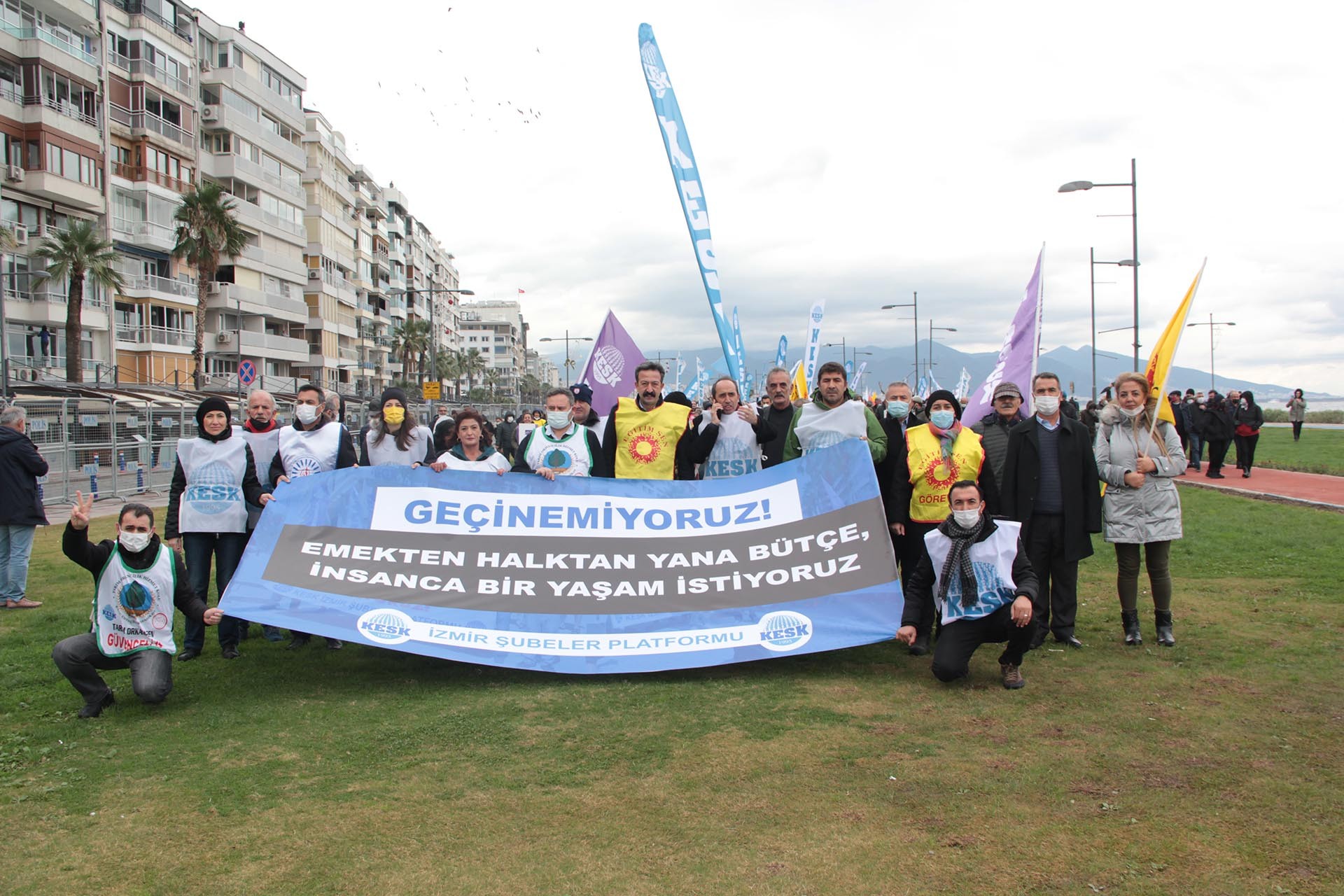 KESK üyeleri Geçinemiyoruz yazan pankart  taşıyor