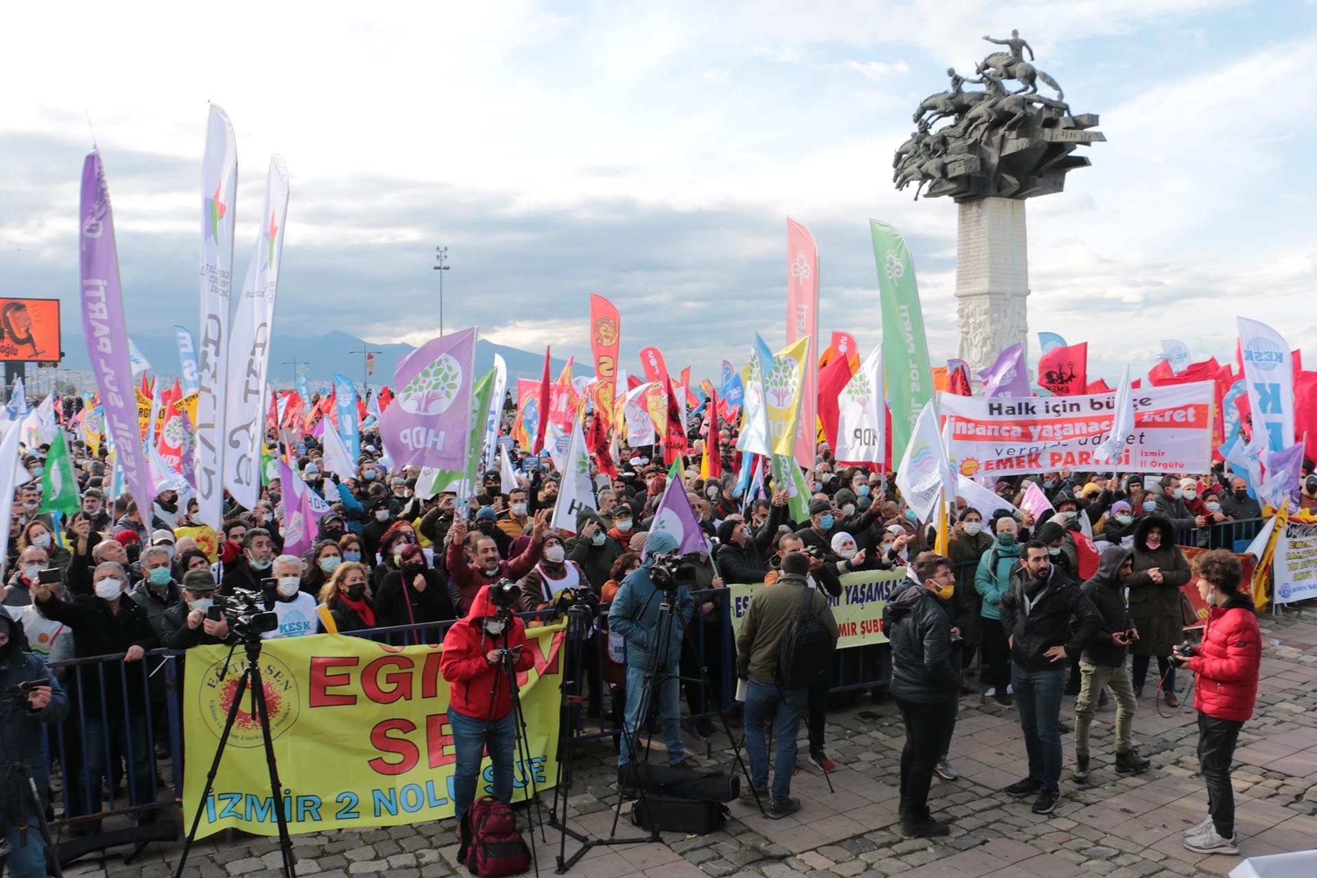 KESK'in İzmir mitingine on bini aşkın kişi katıldı 