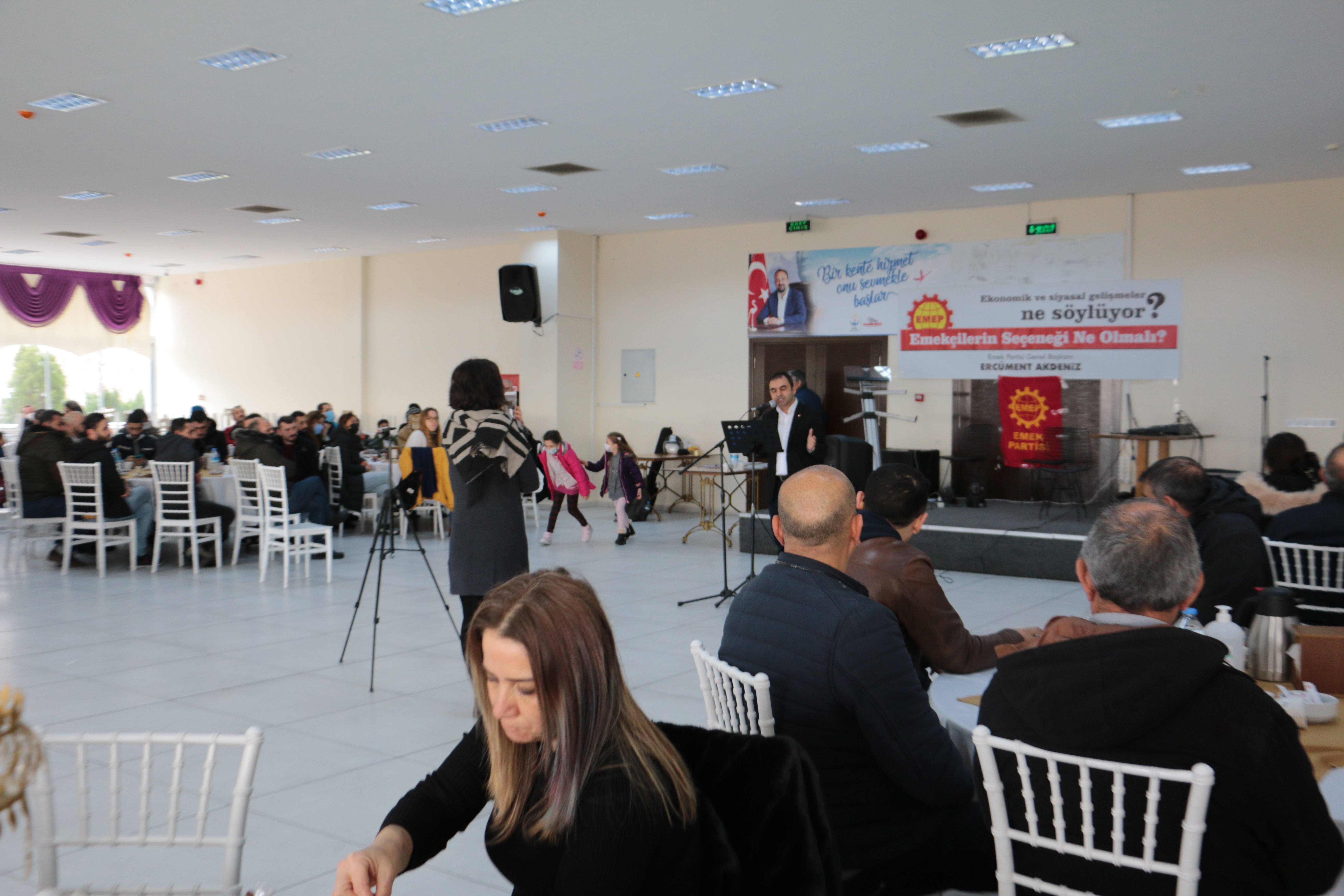 Emek Partisi (EMEP) Genel Başkanı Ercüment Akdeniz'in İzmir Çiğli'de katıldığı halk toplantısından bir fotoğraf.