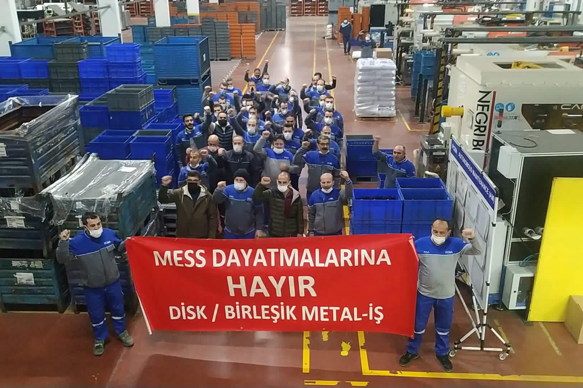 Bursa'da Birleşik Metal-İş üyesi SCM işçilerinin fabrikada yaptıkları eylemden bir fotoğraf.