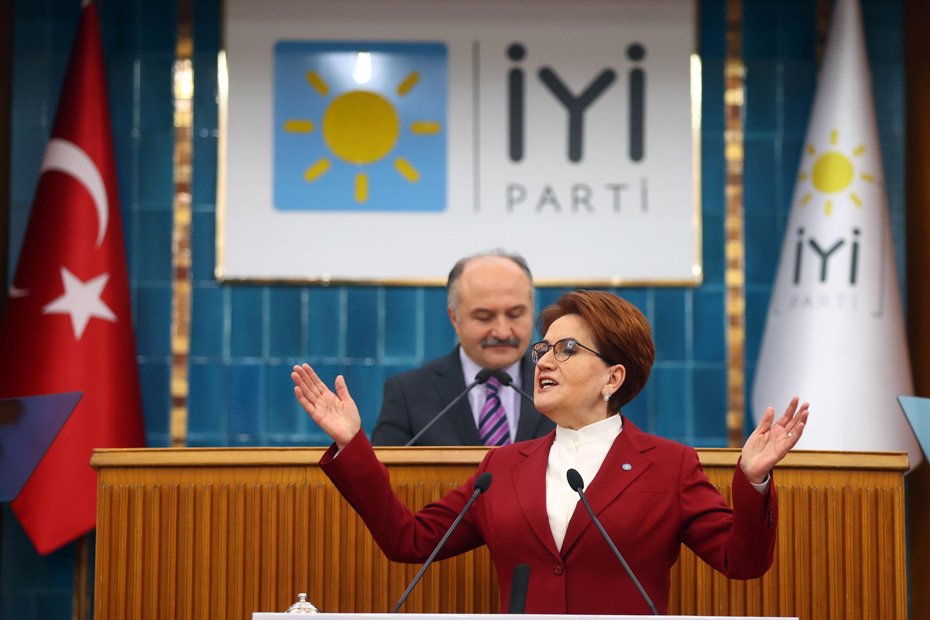 Meral Akşener kürsüde