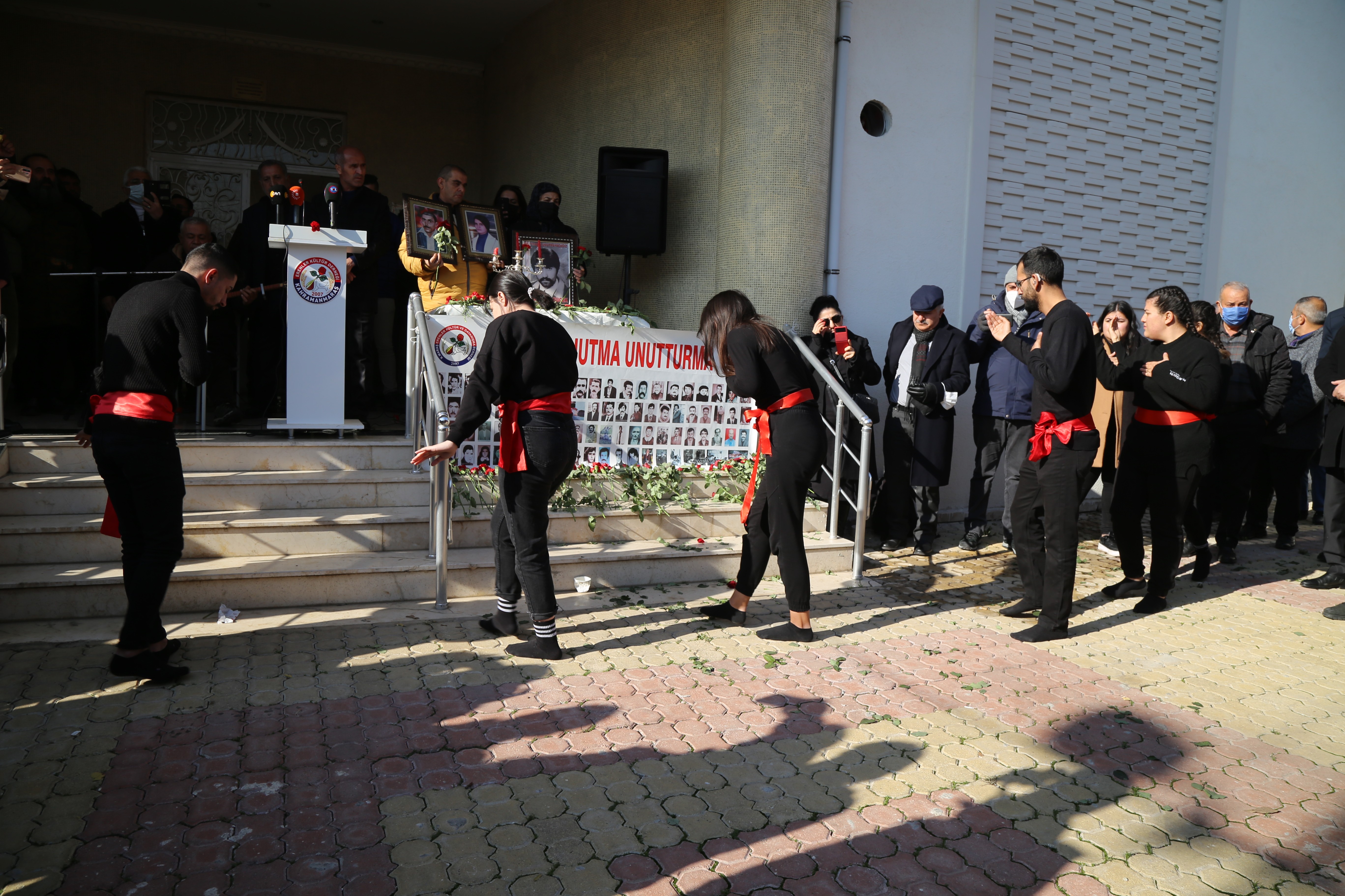 Valilik yasağına rağmen 43. yıl dönümünde Maraş Katliamı'nda yaşamını yitirenler anıldı