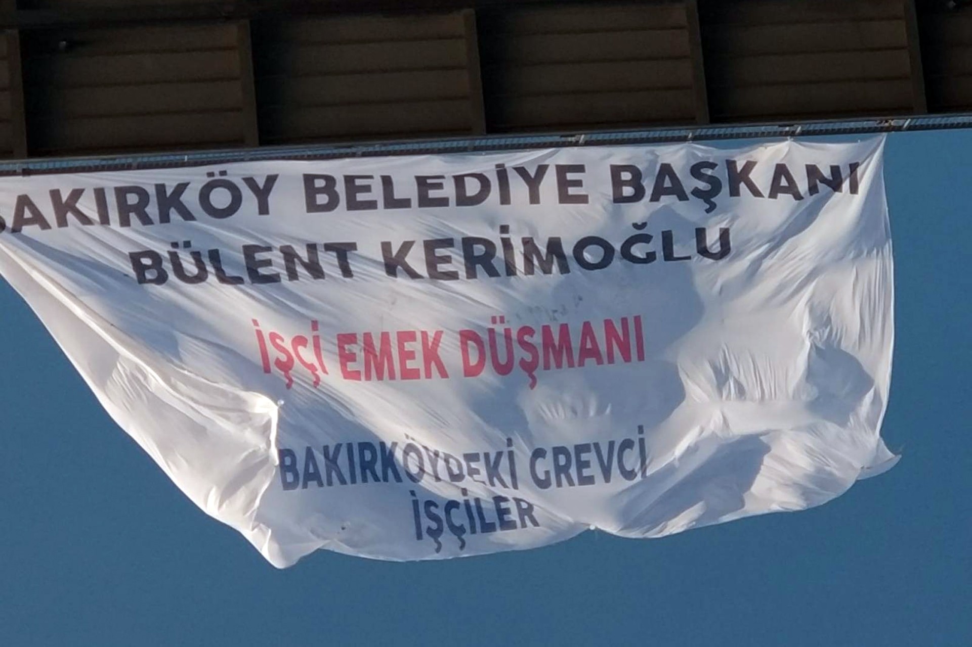 Bakırköy Belediyesi işçilerinin 15 Temmuz Şehitler Köprüsü'ne astığı pankart.