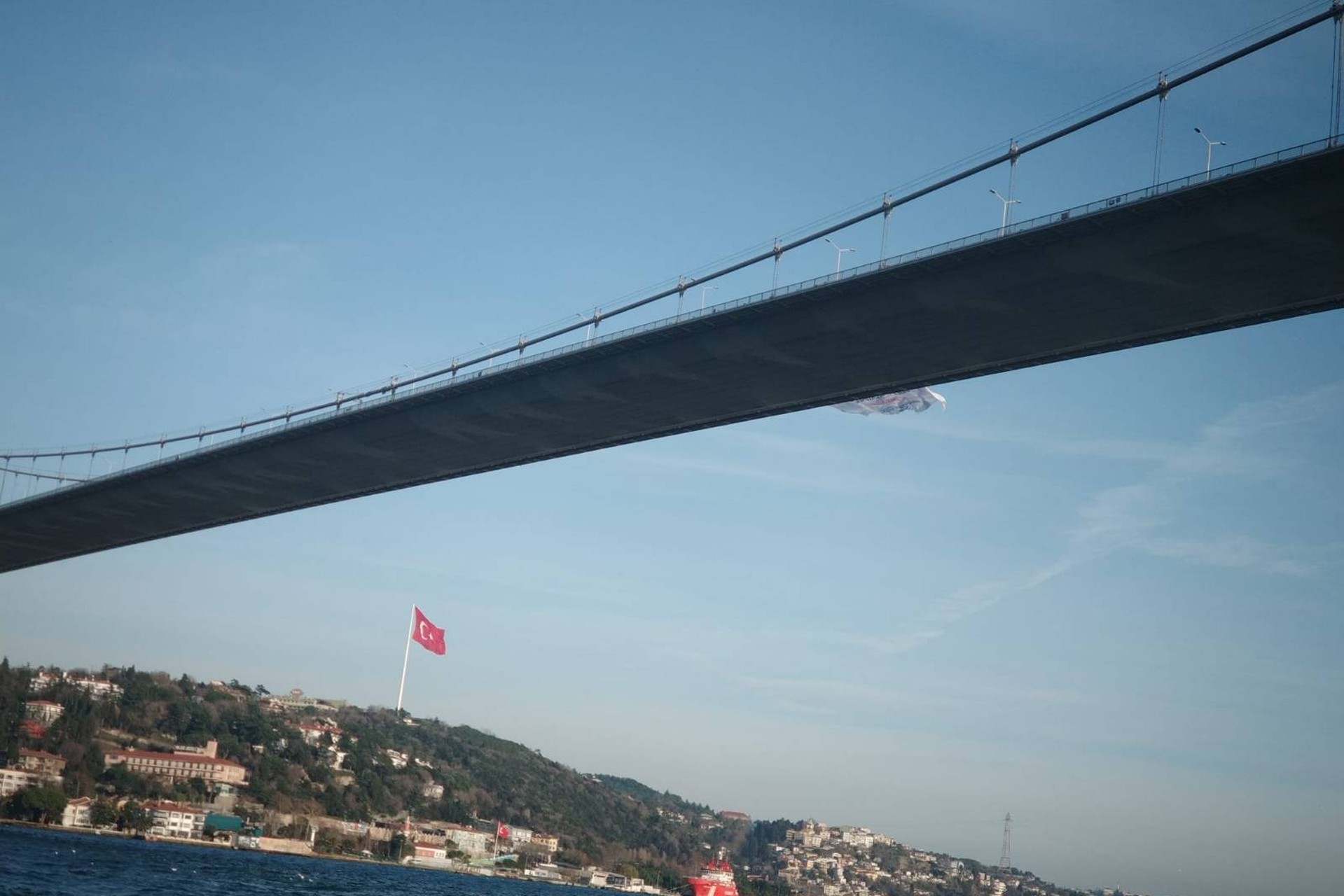 Bakırköy Belediyesi işçilerinin 15 Temmuz Şehitler Köprüsü'ne astığı pankart.