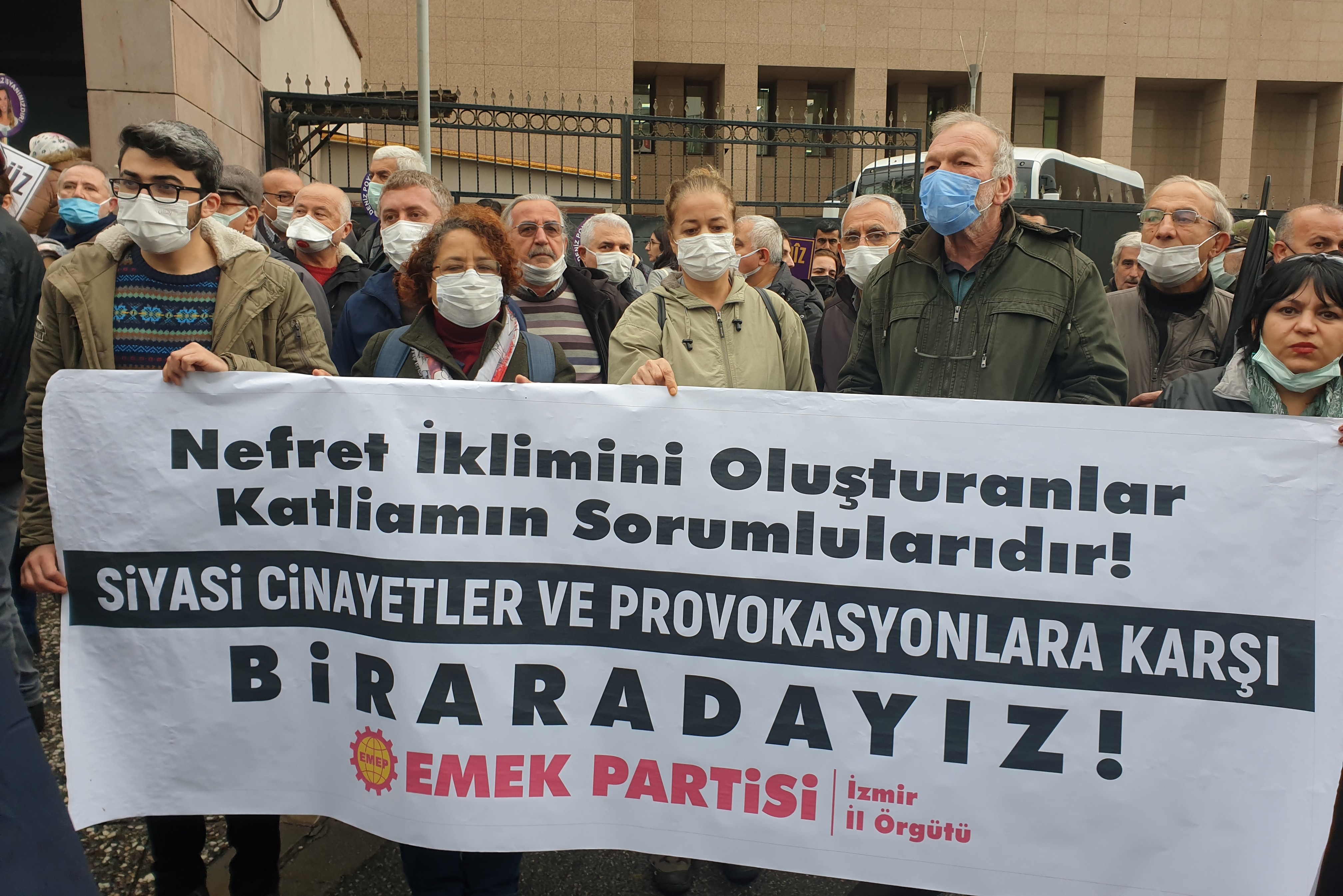 Emek Partisi İzmir İl Örgütü, 'Nefret iklimini oluşturanlar katliamın sorumlularıdır. Siyasi cinayetler ve provokasyonlara karşı bir aradayız' pankartı açtı.