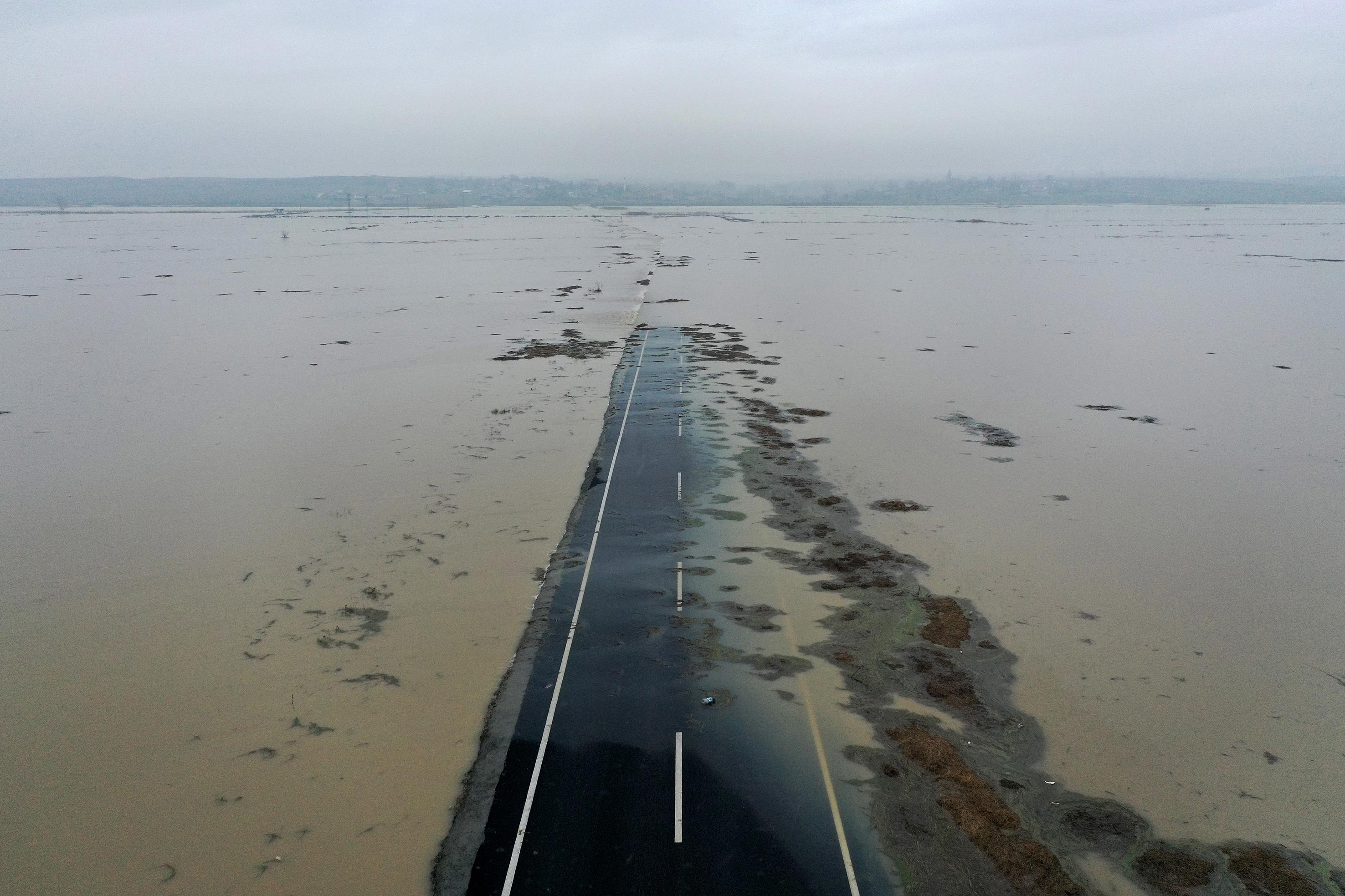  Ergene Nehri'nin yatağından taşması nedeniyle ulaşıma kapanan yol