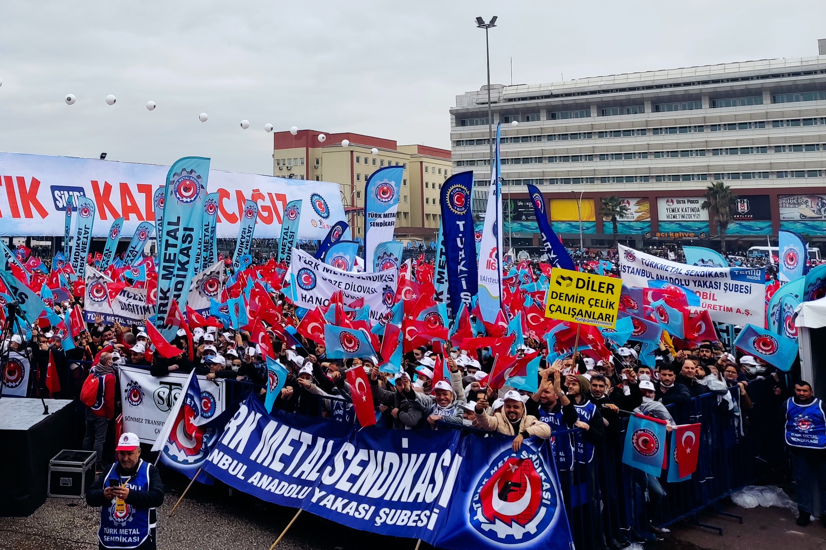 Türk Metal sendikasının Kocaeli'de gerçekleştirdiği mitingden bir fotoğraf.