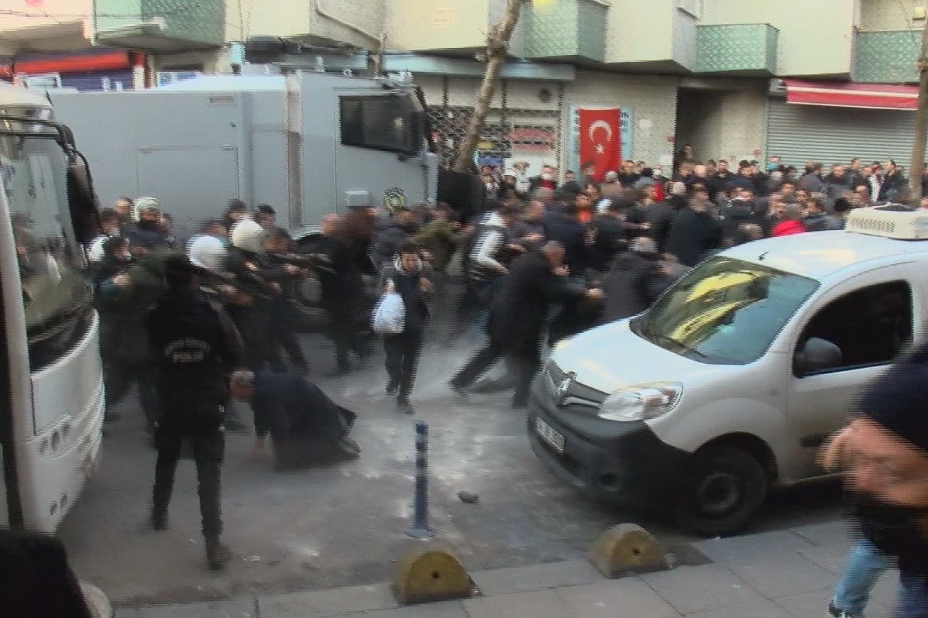 Polis pazarcılara plastik mermi ve biber gazı ile müdahale ediyor