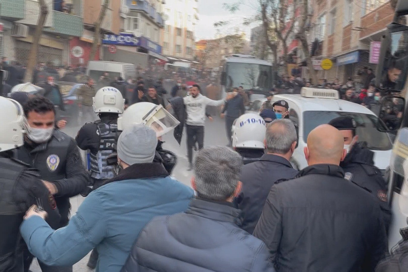 Polis pazarcılara plastik mermi ve biber gazı ile müdahale ediyor