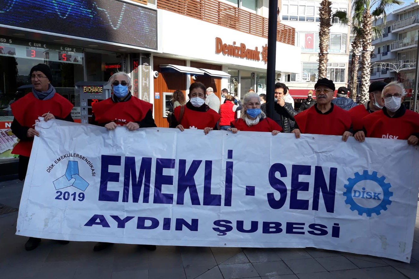 Emeklilerden 'Geçinemiyoruz' eylemleri