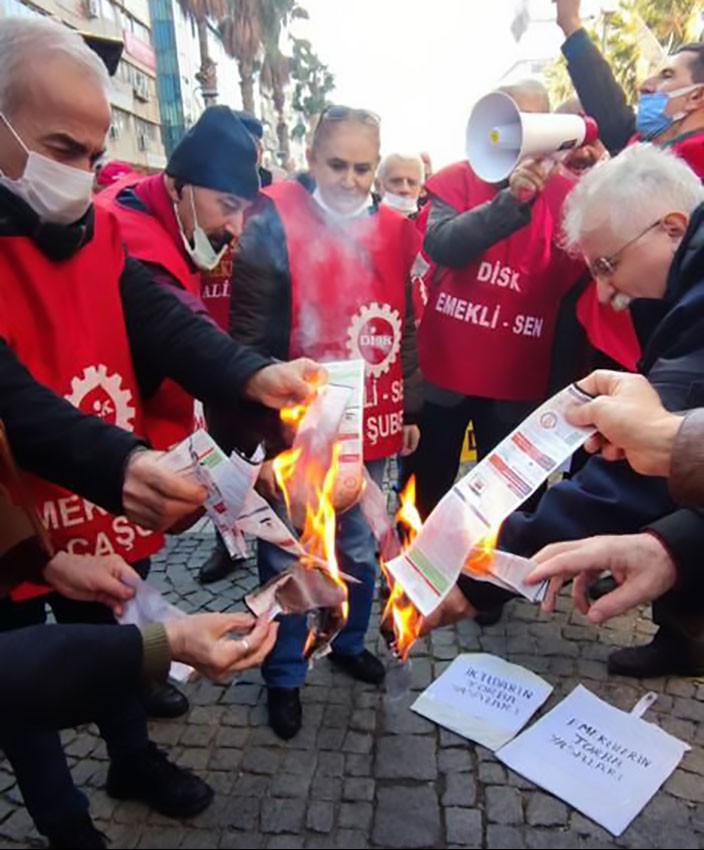 Emeklilerden 'Geçinemiyoruz' eylemleri