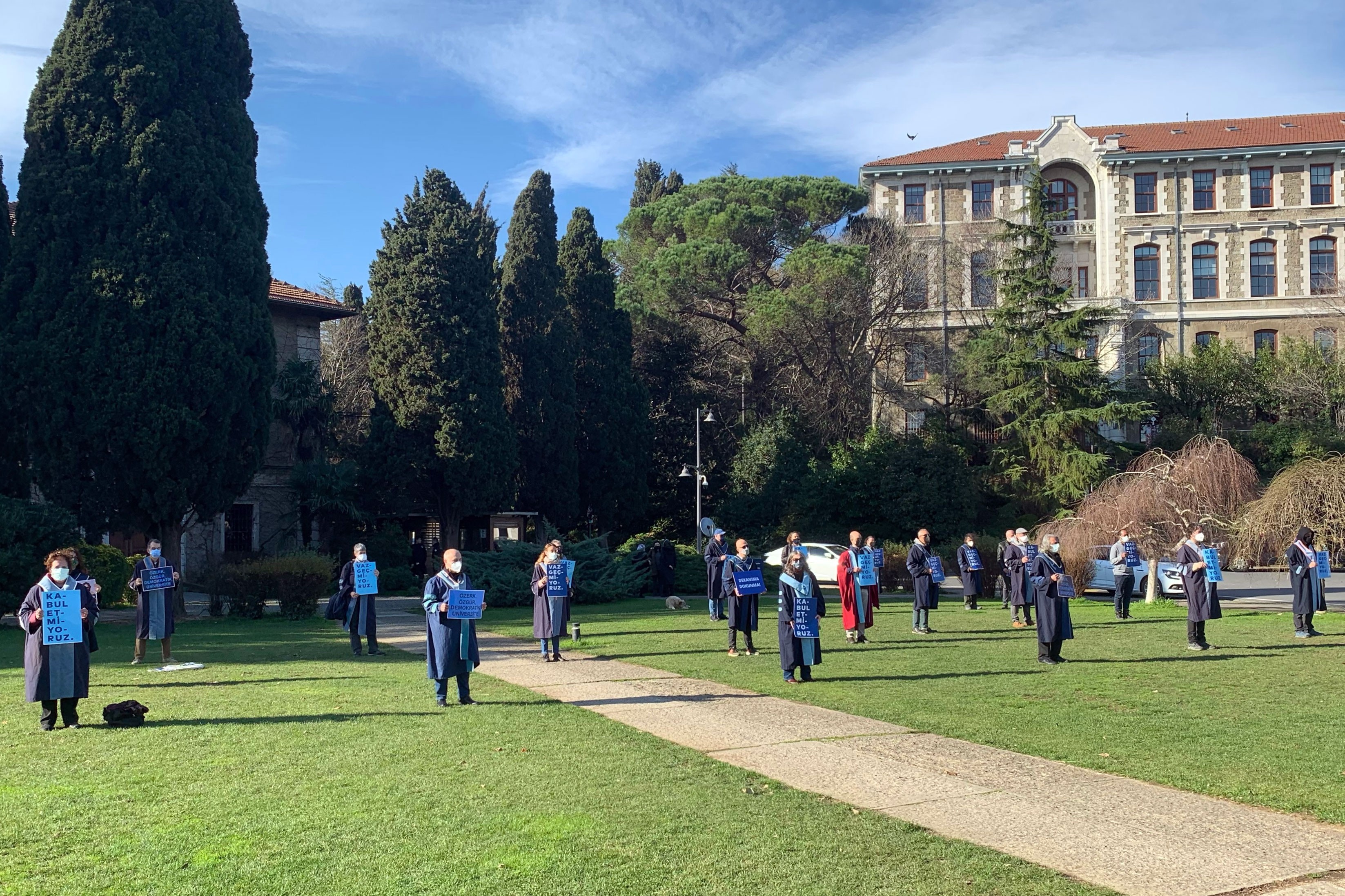 Boğaziçi Üniversitesi akademisyenleri 249. kez rektörlük binasına sırt döndü