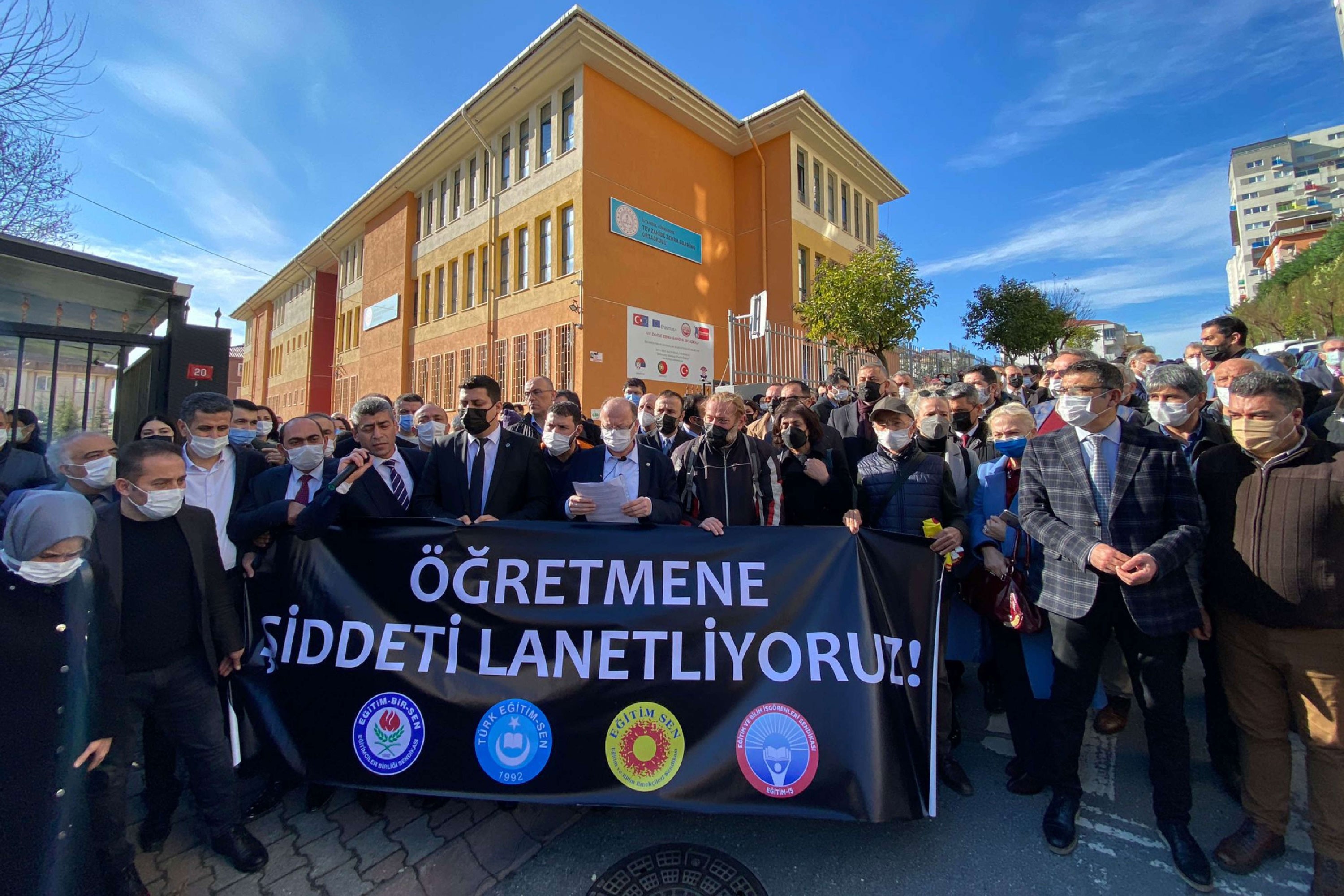 Ümraniye'de eğitimciye yönelik şiddet protesto edildi