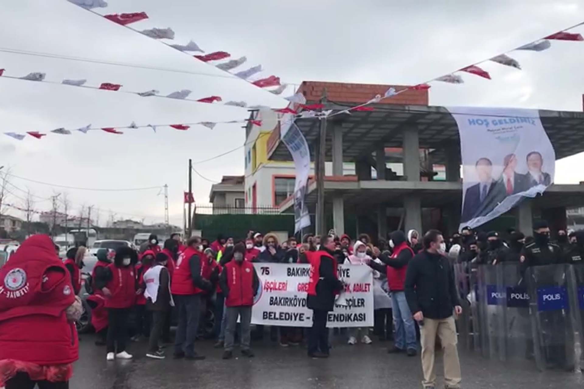 Grevdeki Bakırköy işçileri toplu açılış törenine pankartları ile geldi 