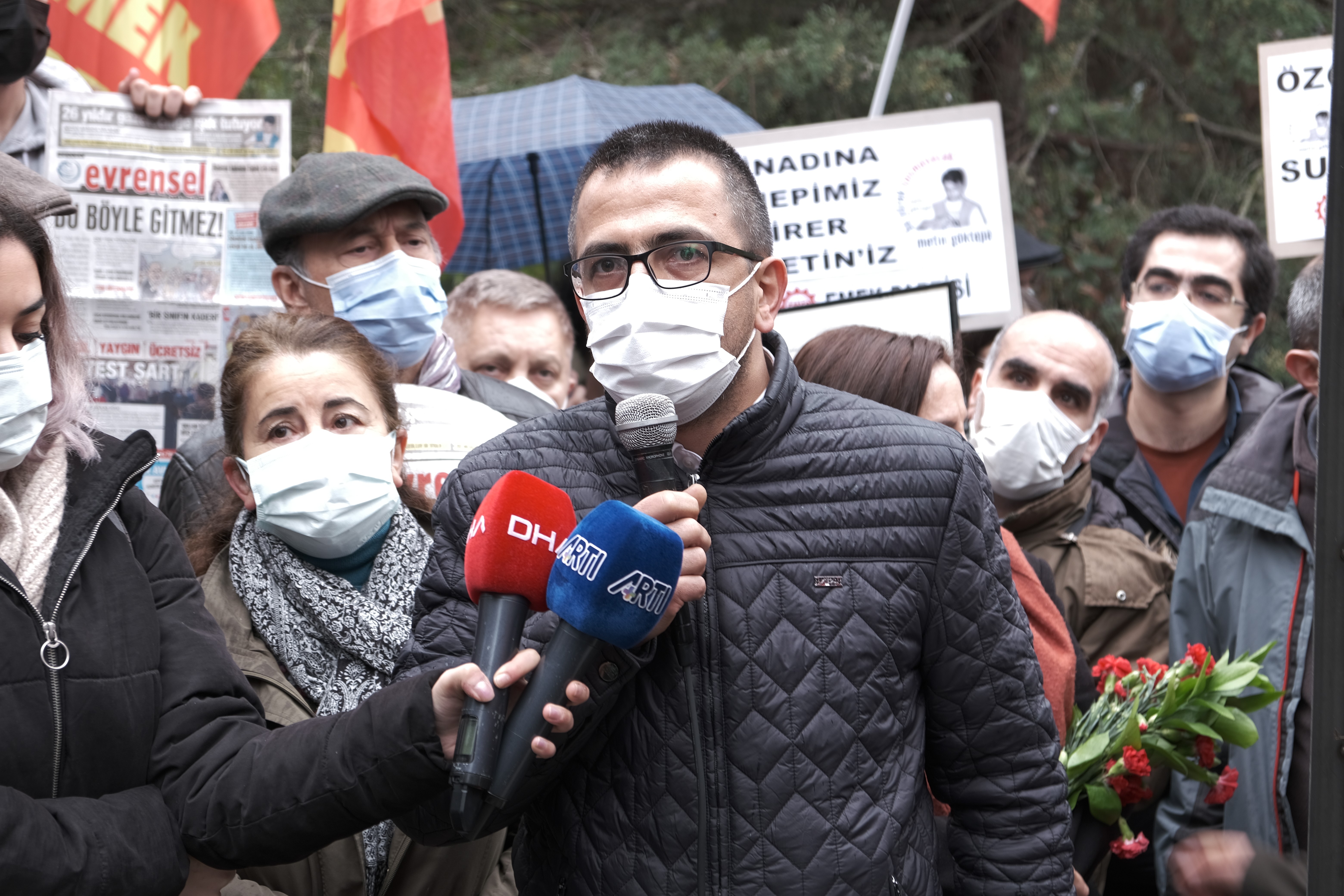 Gökhan Durmuş, Metin Göktepe'nin mezarı başında 