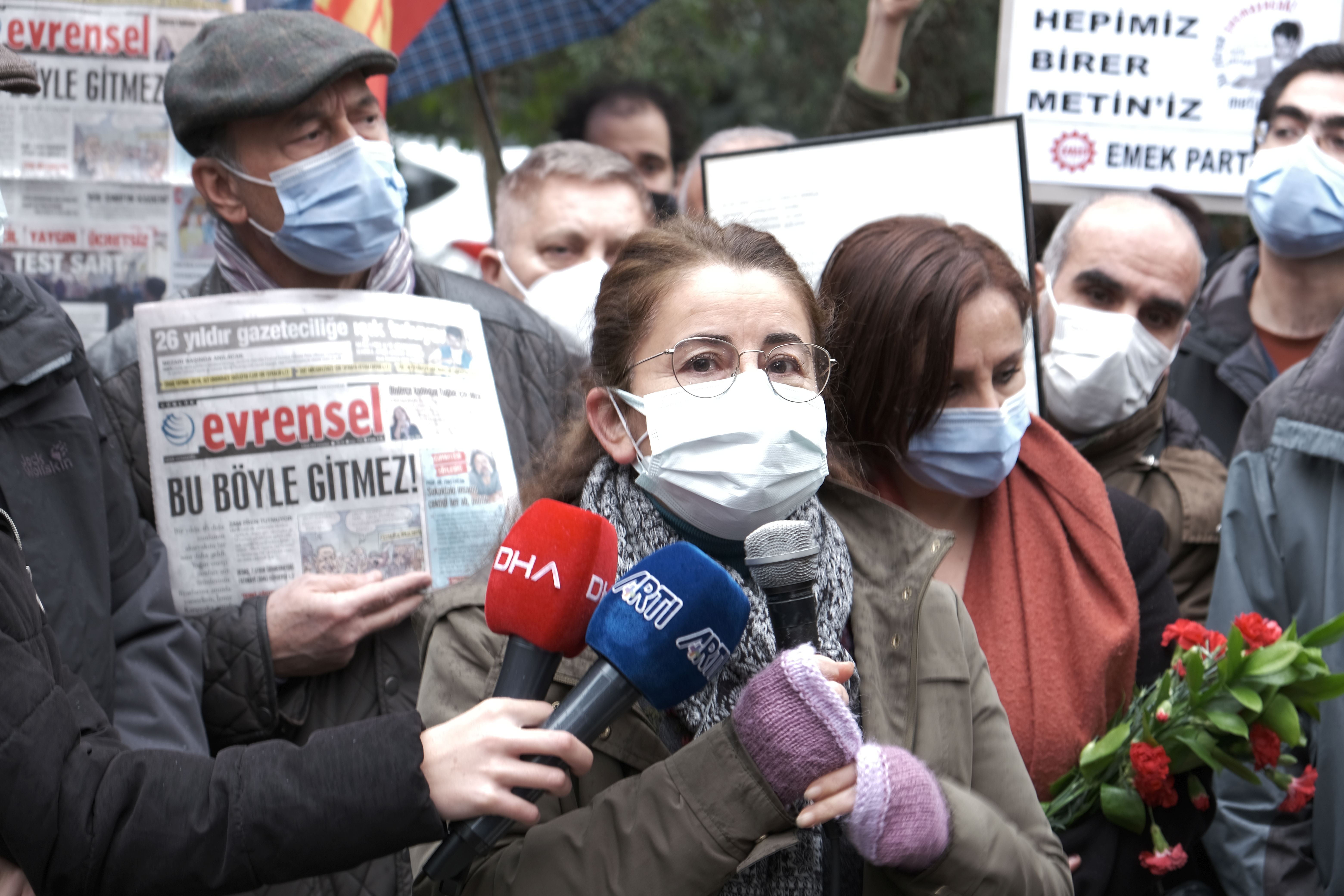 Meryem Göktepe, kardeşi Metin Göktepe'nin mezarı başında 