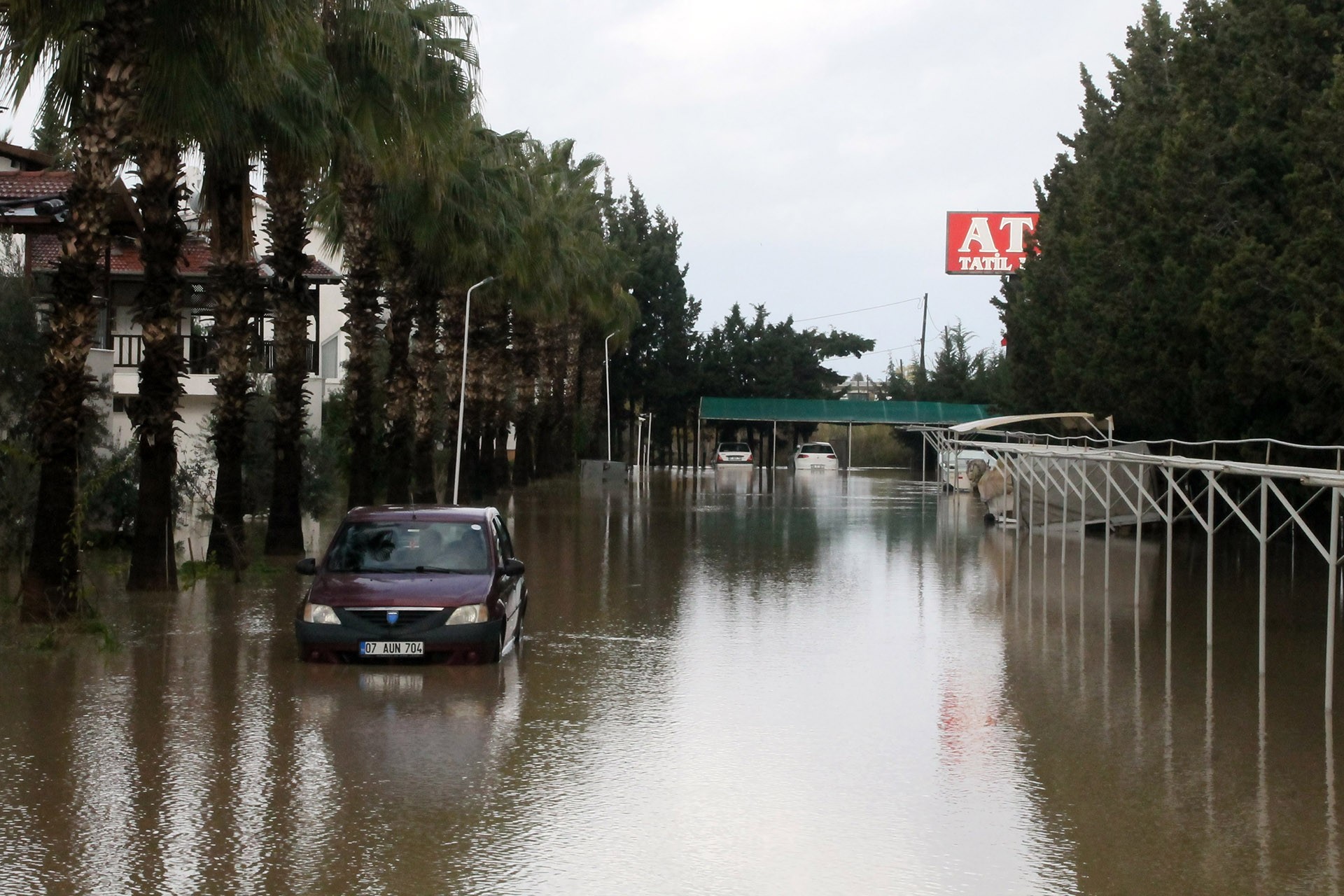 Antalya'da sel suları sokakları bastı