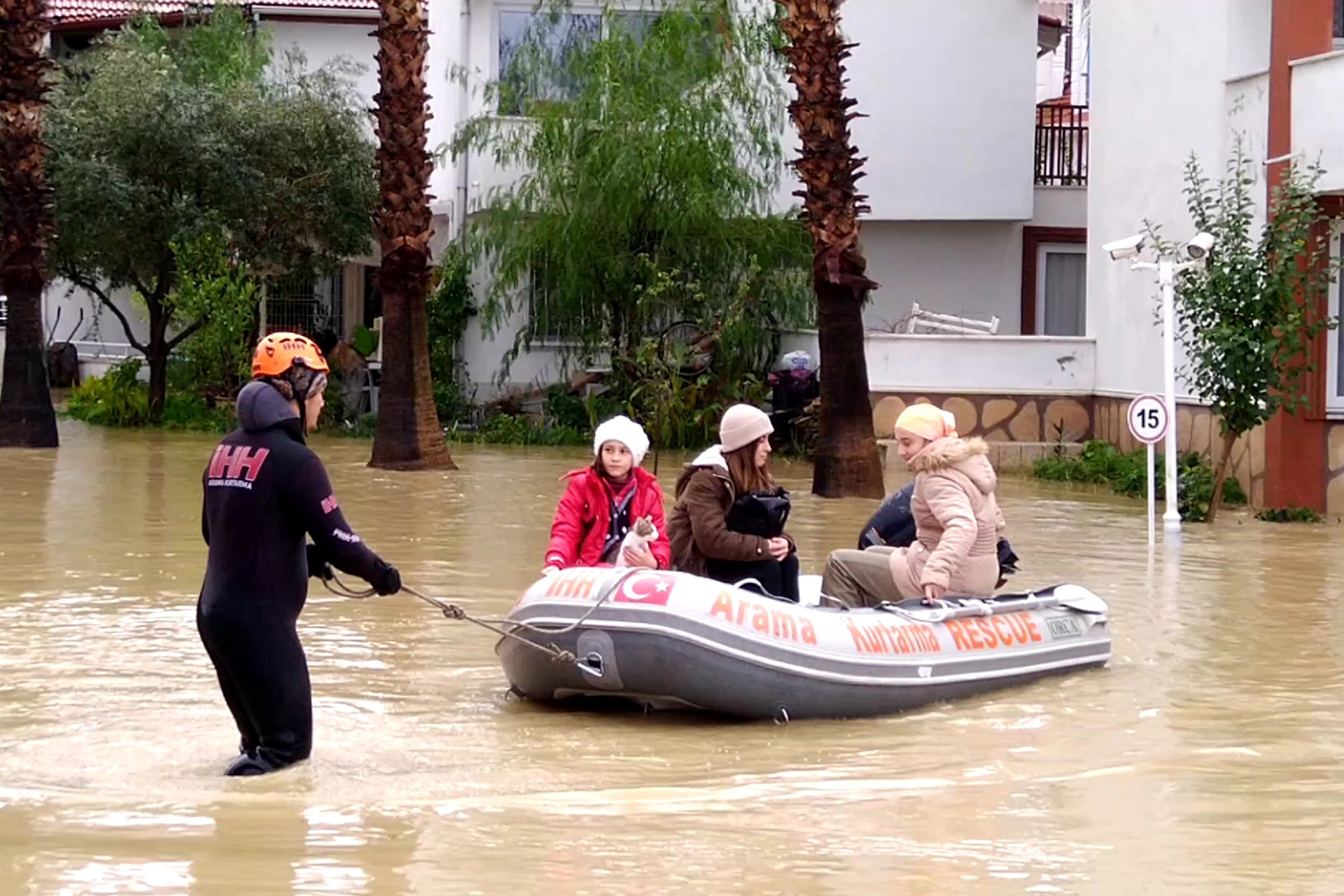 Antalya'da sel suları sokakları bastı