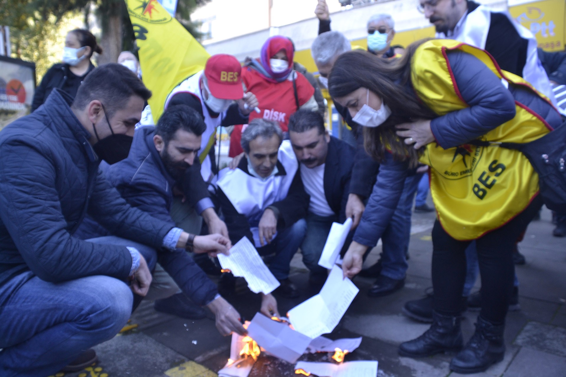 Adana'da kamu emekçileri bordro yaktı