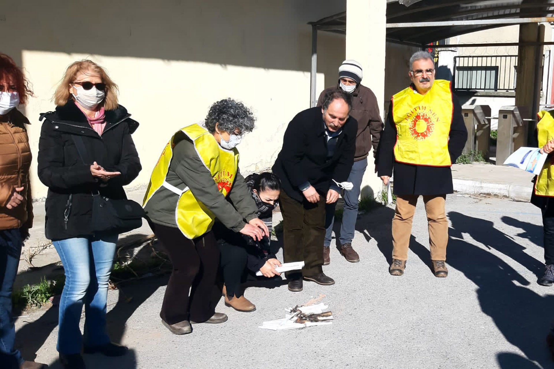 İzmir'de kamu emekçileri bordro yaktı