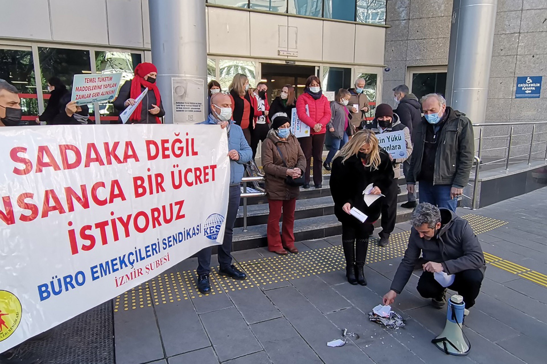 İzmir'de kamu emekçileri bordro yaktı