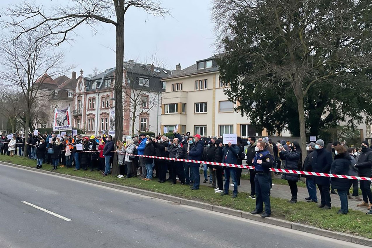 Frankfurt'ta yüzlerce kişi Yusuf Yerkel atamasını protesto etti