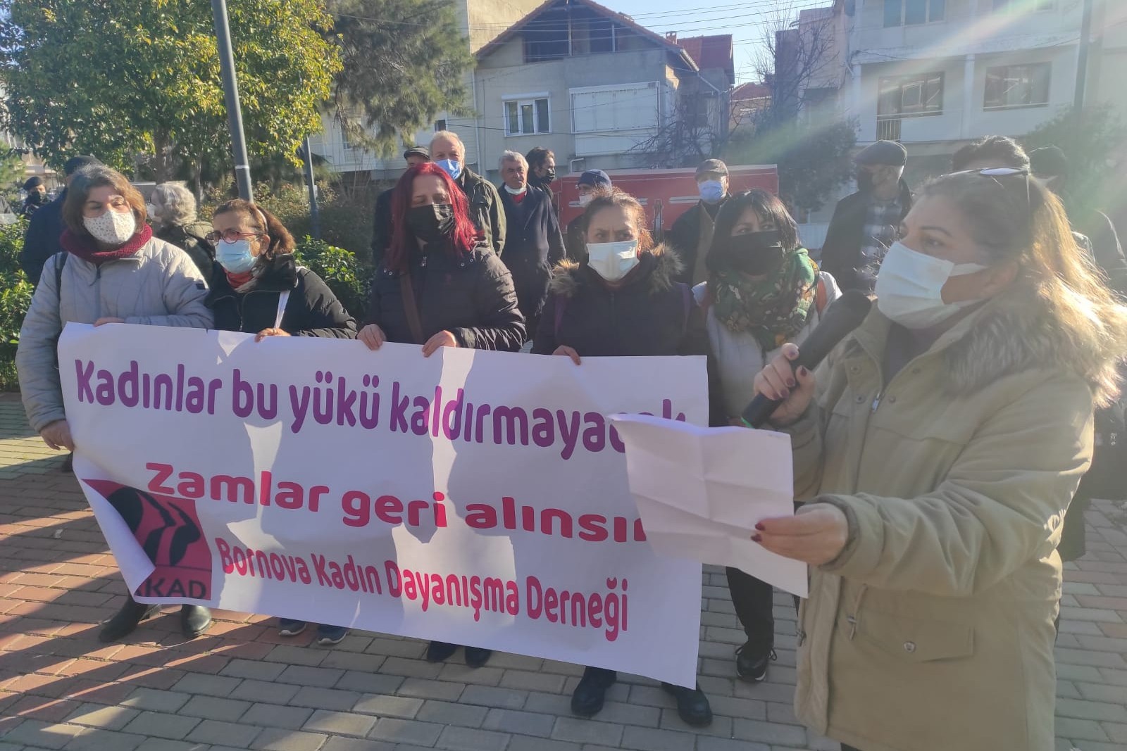 Bornova'da kadınlardan zamlar geri alınsın eylemi