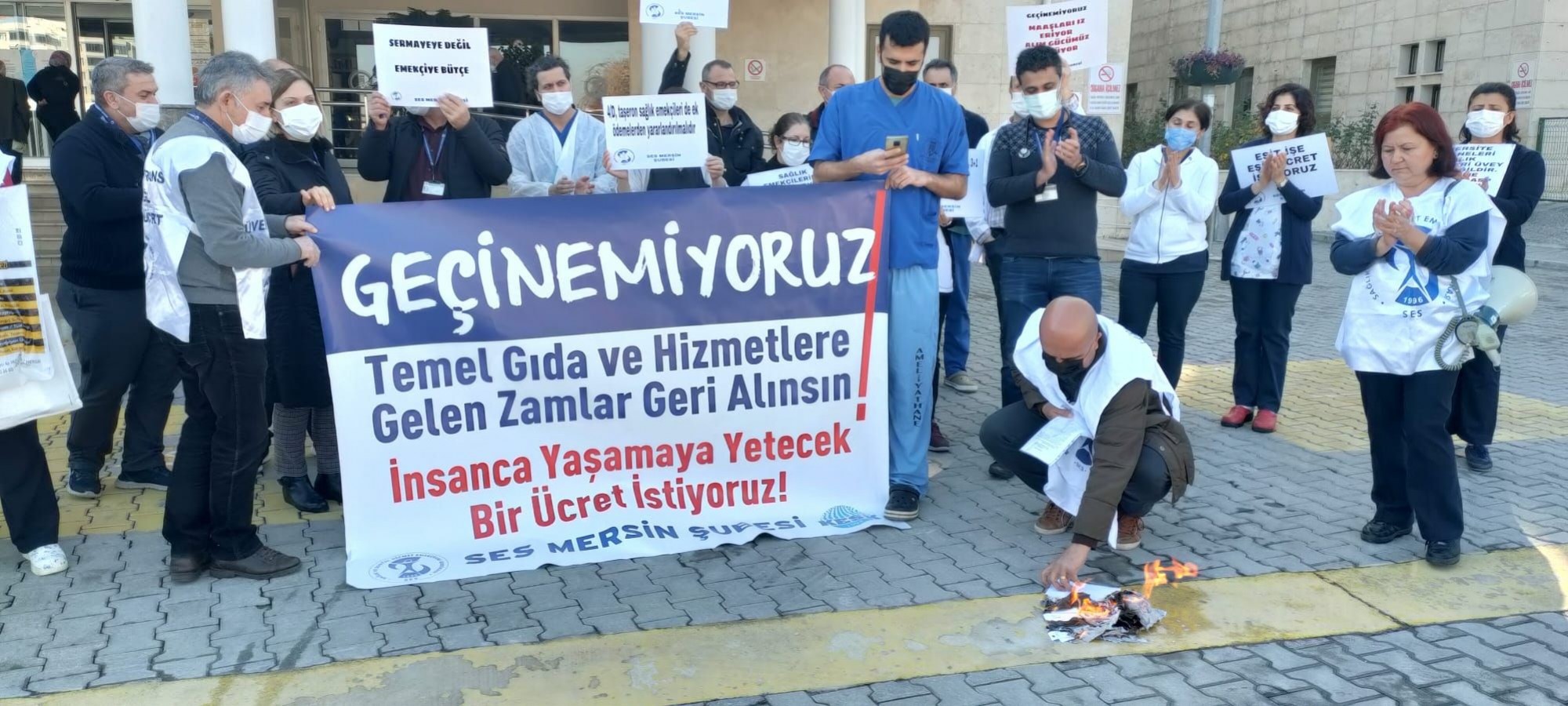 Mersin'de bordrolarını yakan sağlık emekçileri