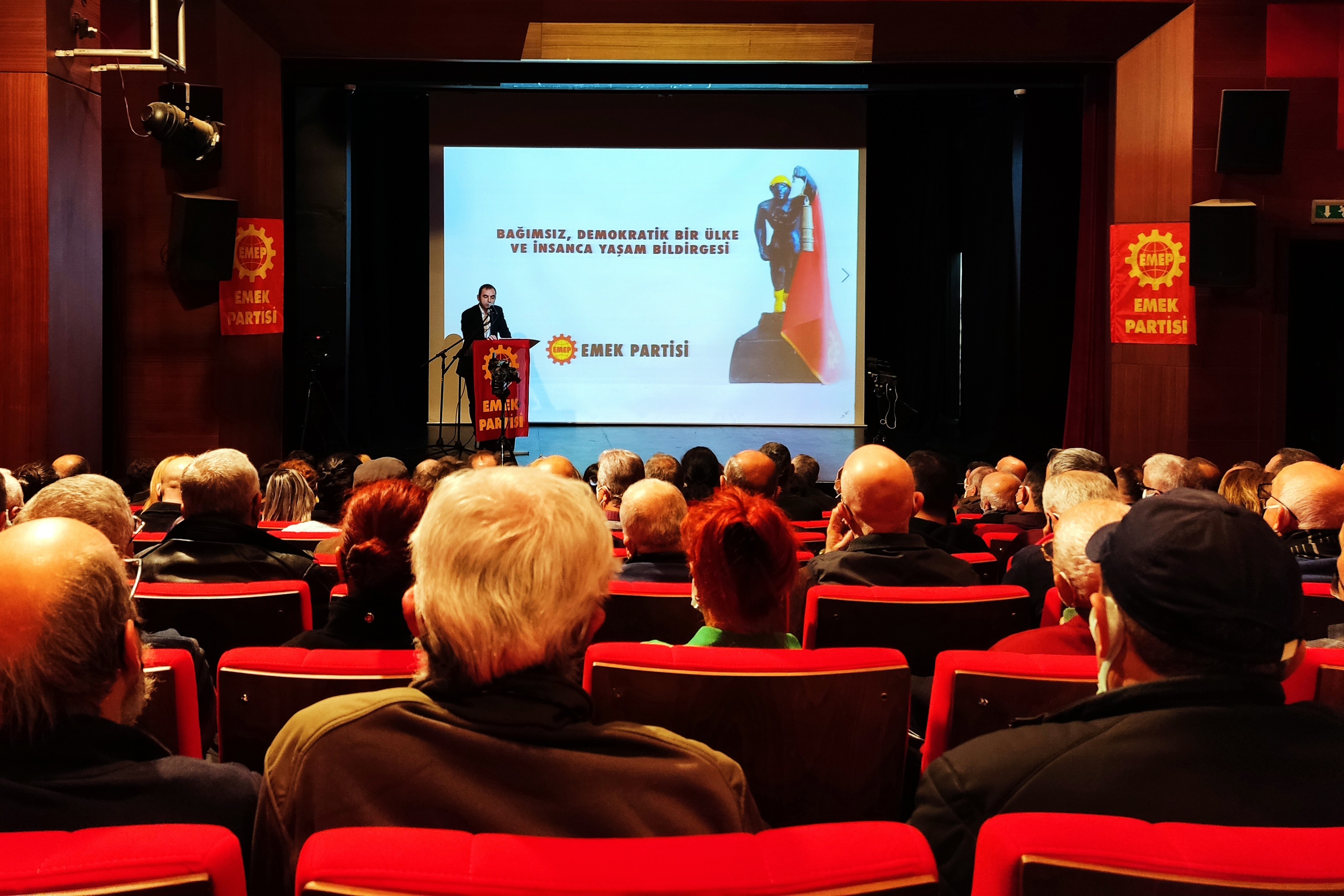 Emek Partisi'nin (EMEP) 'Bağımsız, Demokratik bir ülke ve İnsanca Yaşam Bildirgesi'ni açıkladığı toplantıdan bir fotoğraf.