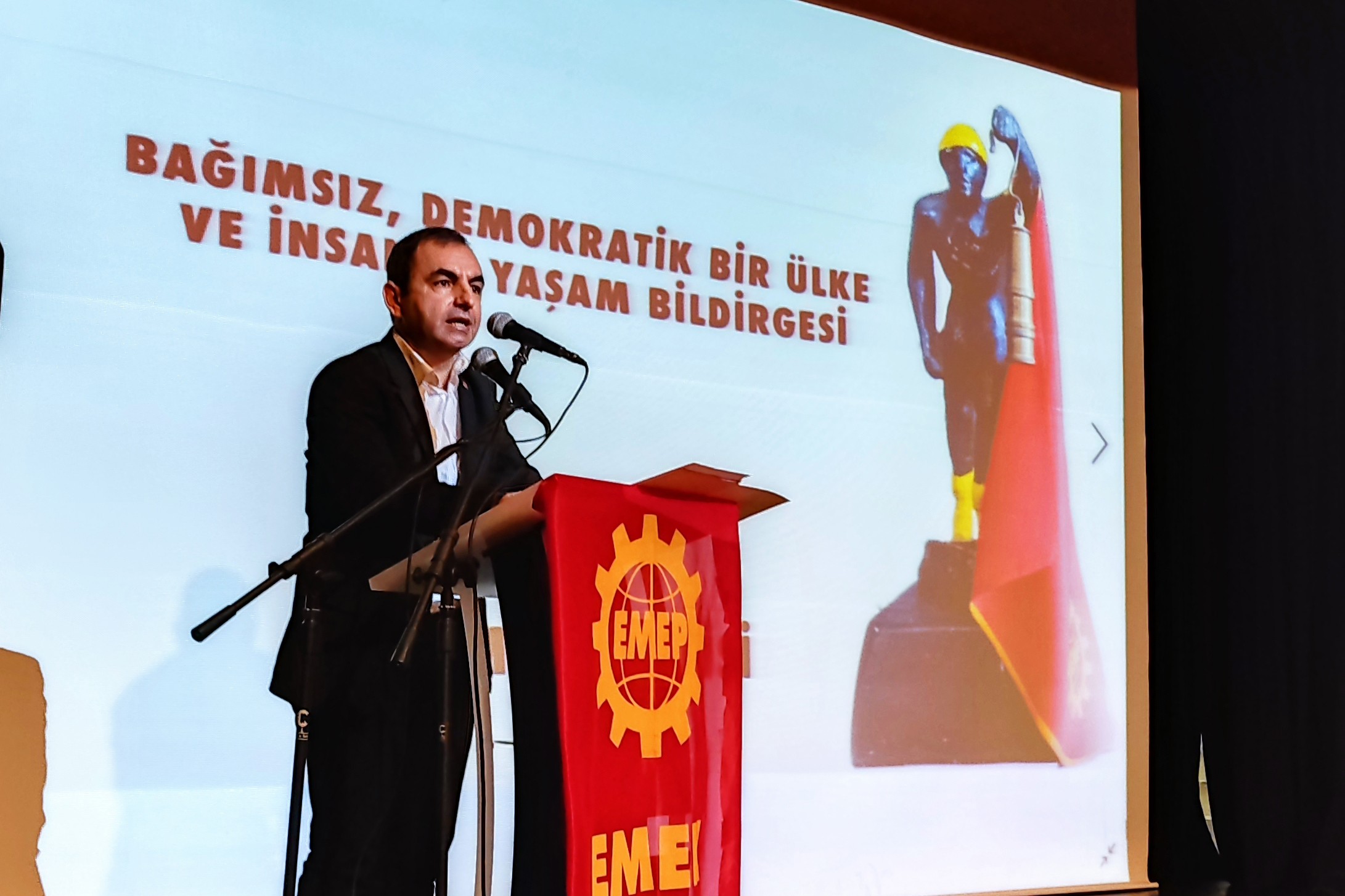 Emek Partisi'nin (EMEP) 'Bağımsız, Demokratik bir ülke ve İnsanca Yaşam Bildirgesi'ni açıkladığı toplantıdan bir fotoğraf.