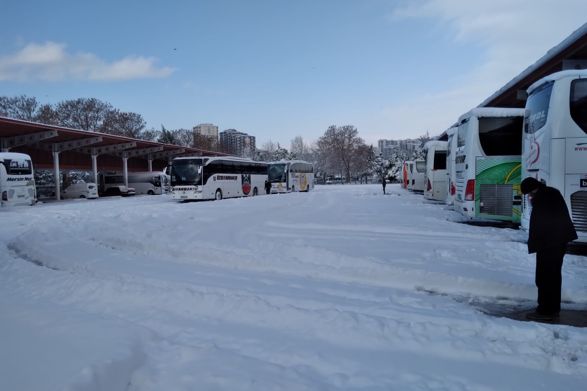 Gaziantep'te yollar kapandı, binlerce kişi mahsur kaldı, otogarda ürünlere zam yapıldı