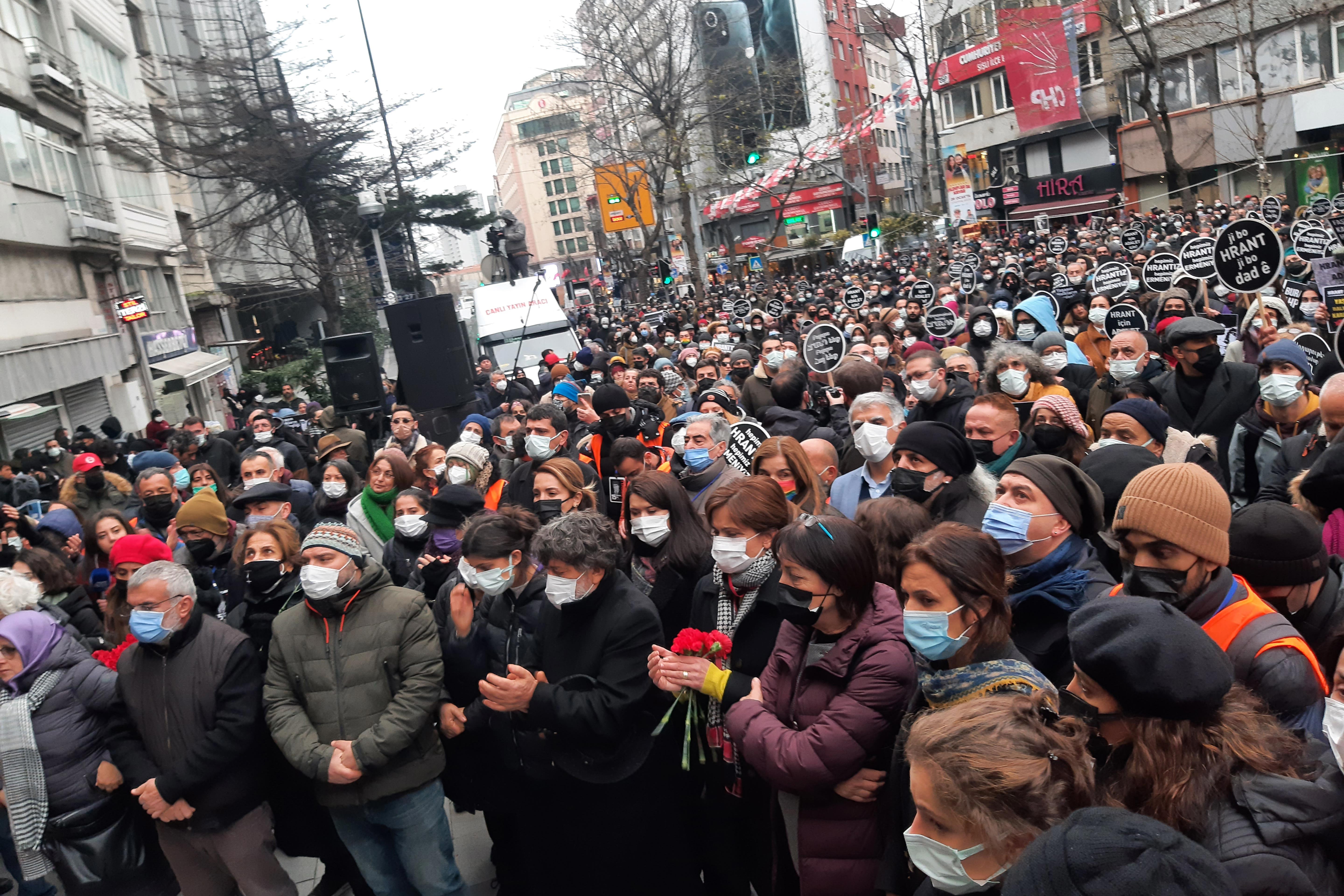 Hrant Dink öldürülüşünün 15. yılında anılıyor. Öldürüldüğü yere dövizler, mumlar ve karanfiller bırakıldı.