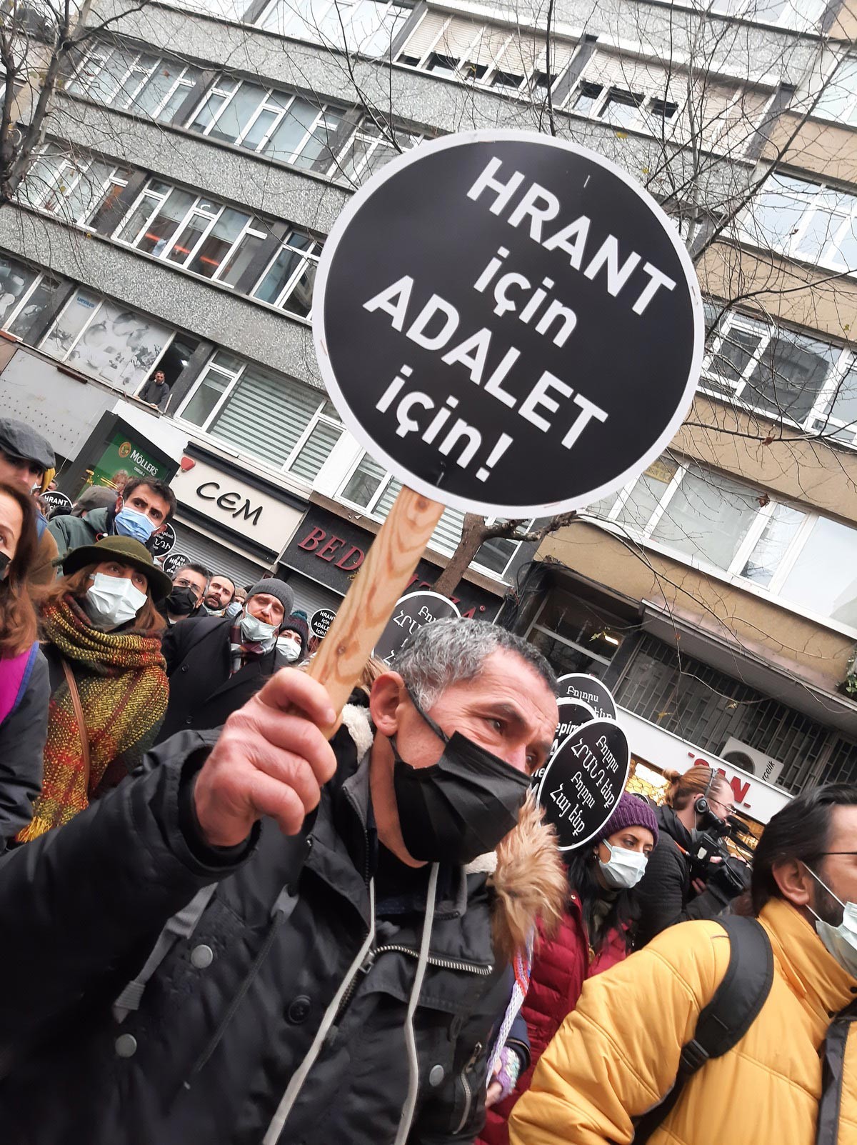 Hrant Dink öldürülüşünün 15. yılında anılıyor. Öldürüldüğü yere dövizler, mumlar ve karanfiller bırakıldı.