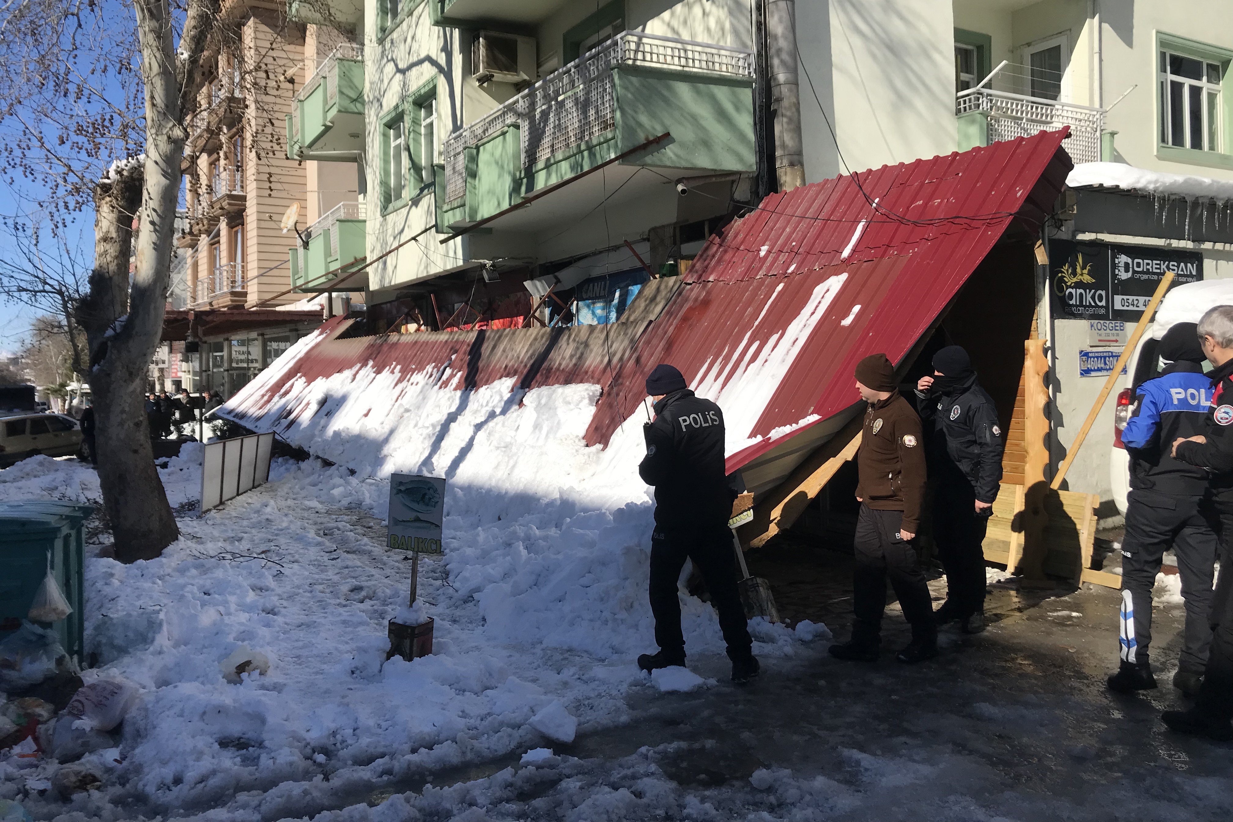 Kar nedeniyle çöken çatı altında kalan kadın yaşamını yitirdi, torunu yaralandı 