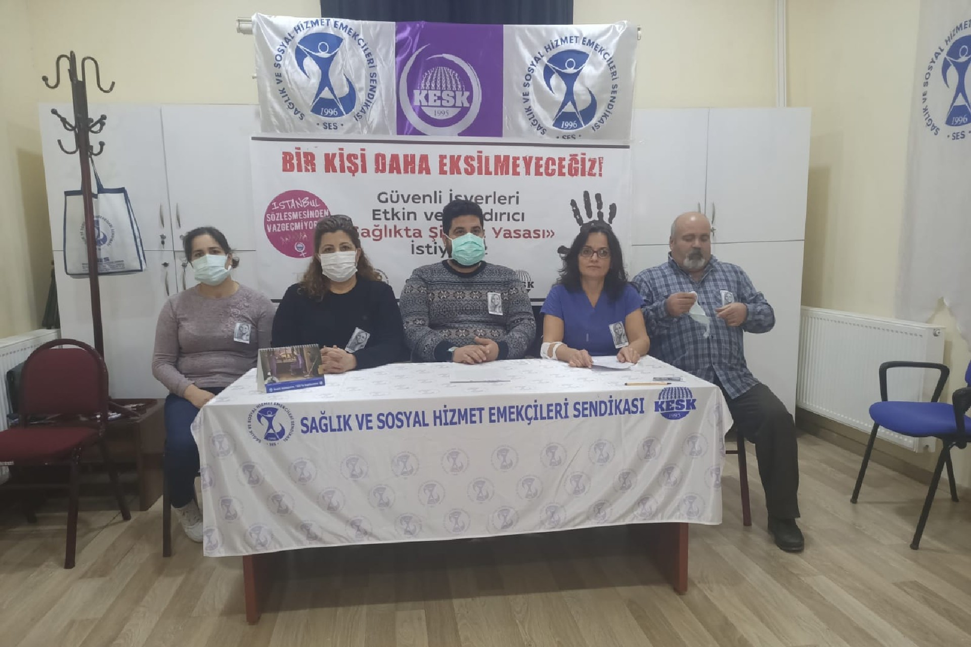 İzmir'de açıklama yapan sağlık emekçileri