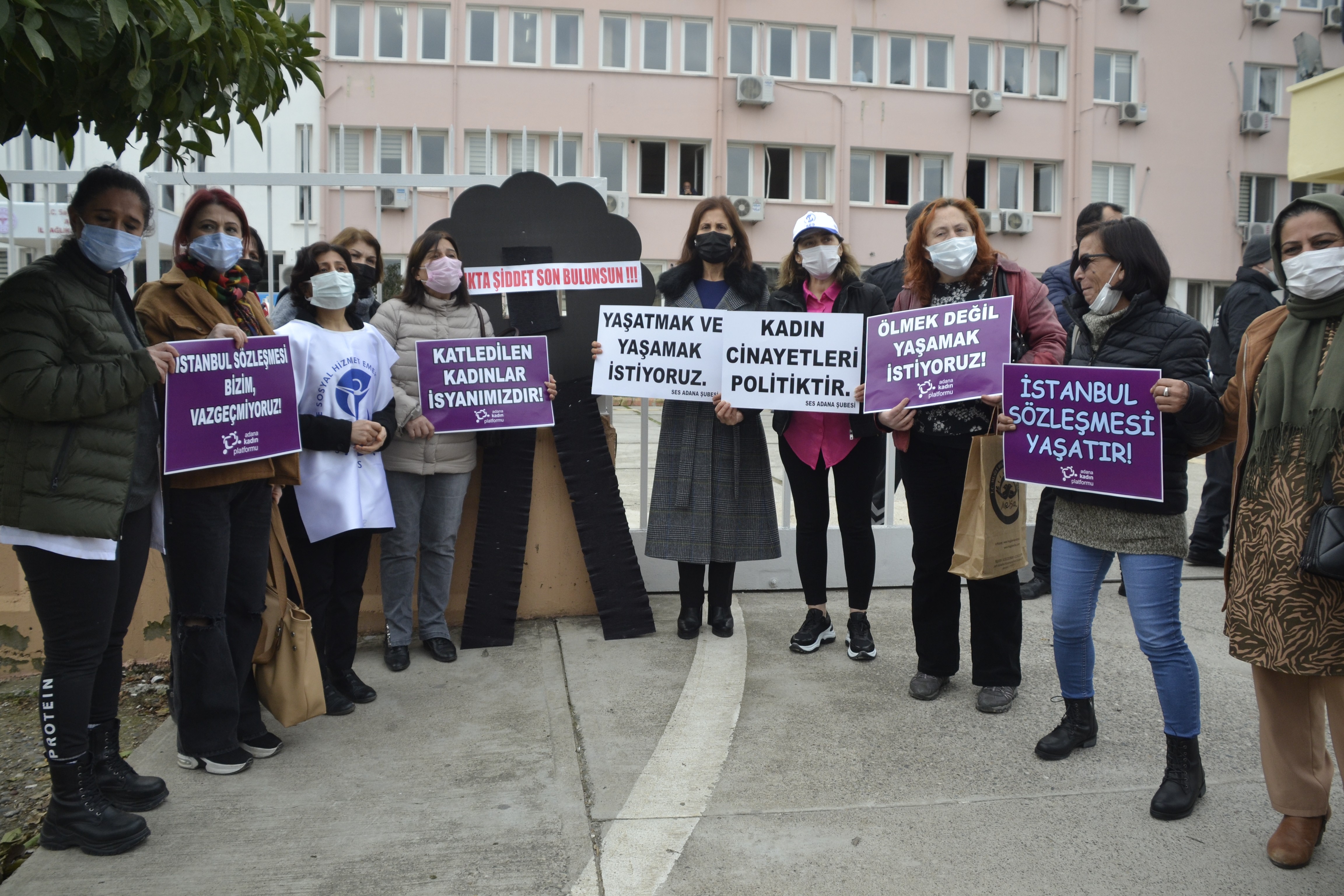 Adana'da açıklama yapan sağlık kadınlar