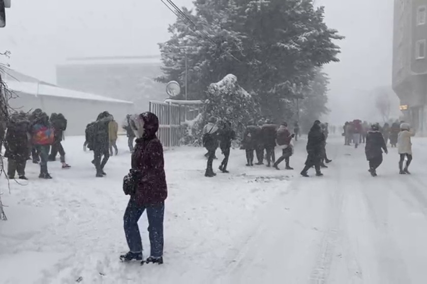 Fabrikalarda kar nedeniyle servis yok, işçiler yürüyerek gitti